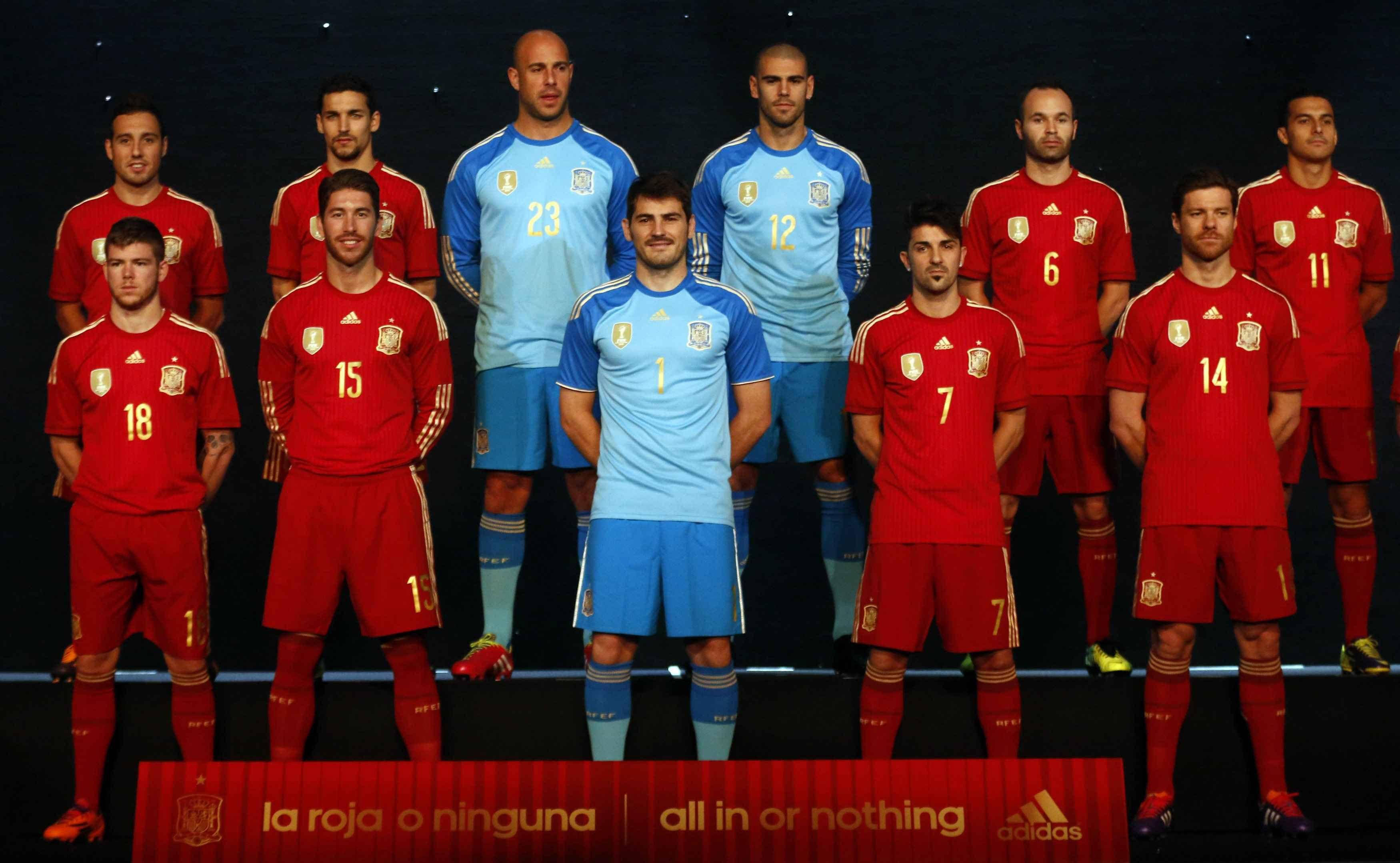 2016 UEFA Spain National Football Team, red and light blue kits, dark backdrop, 2K Desktop Wallpaper
