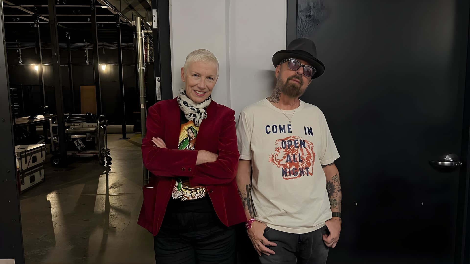 Eurythmics, backstage area, red blazer, Full HD Desktop Wallpaper