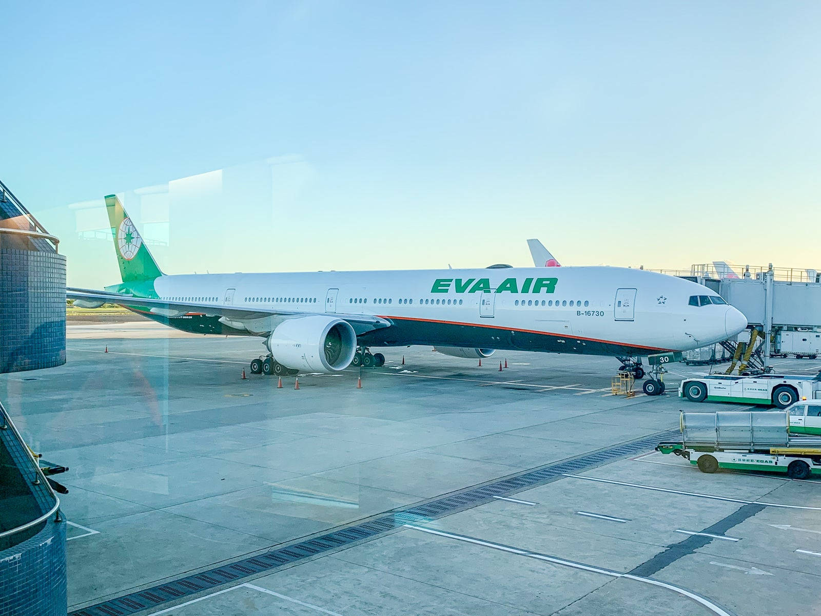 EVA Air, airplane, airport gate, HD Desktop Wallpaper