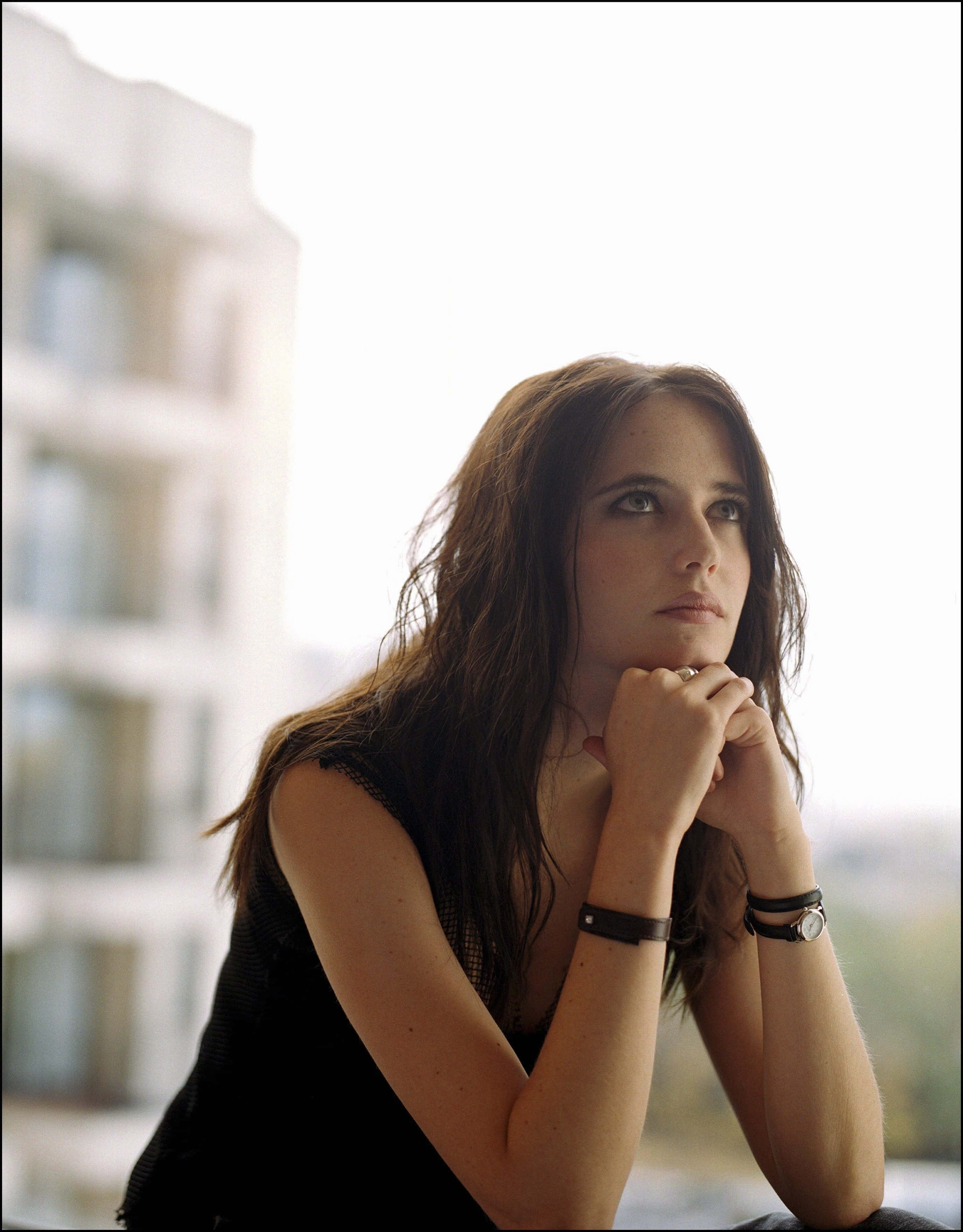 Eva Green, long brown hair, clasped hands, 2K Phone Wallpaper
