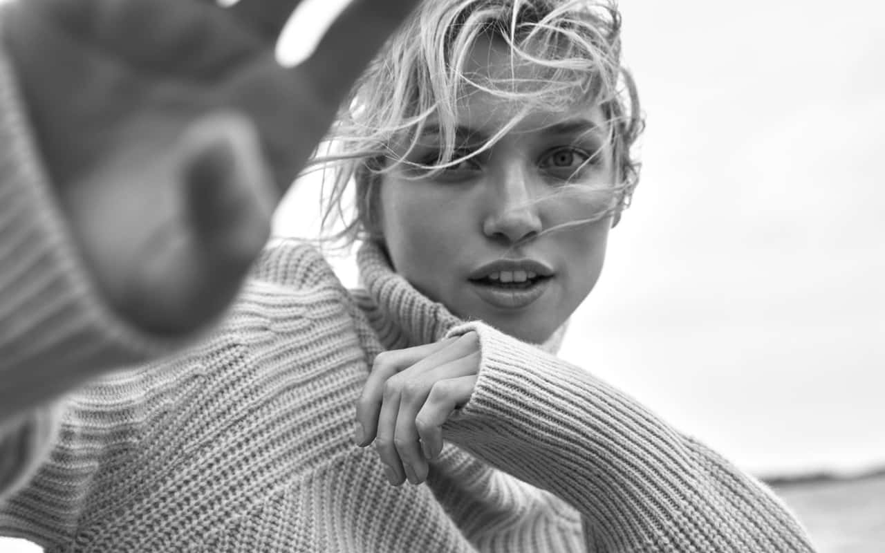 Eva Herzigova, textured knit sweater, monochrome portrait, HD Desktop Wallpaper