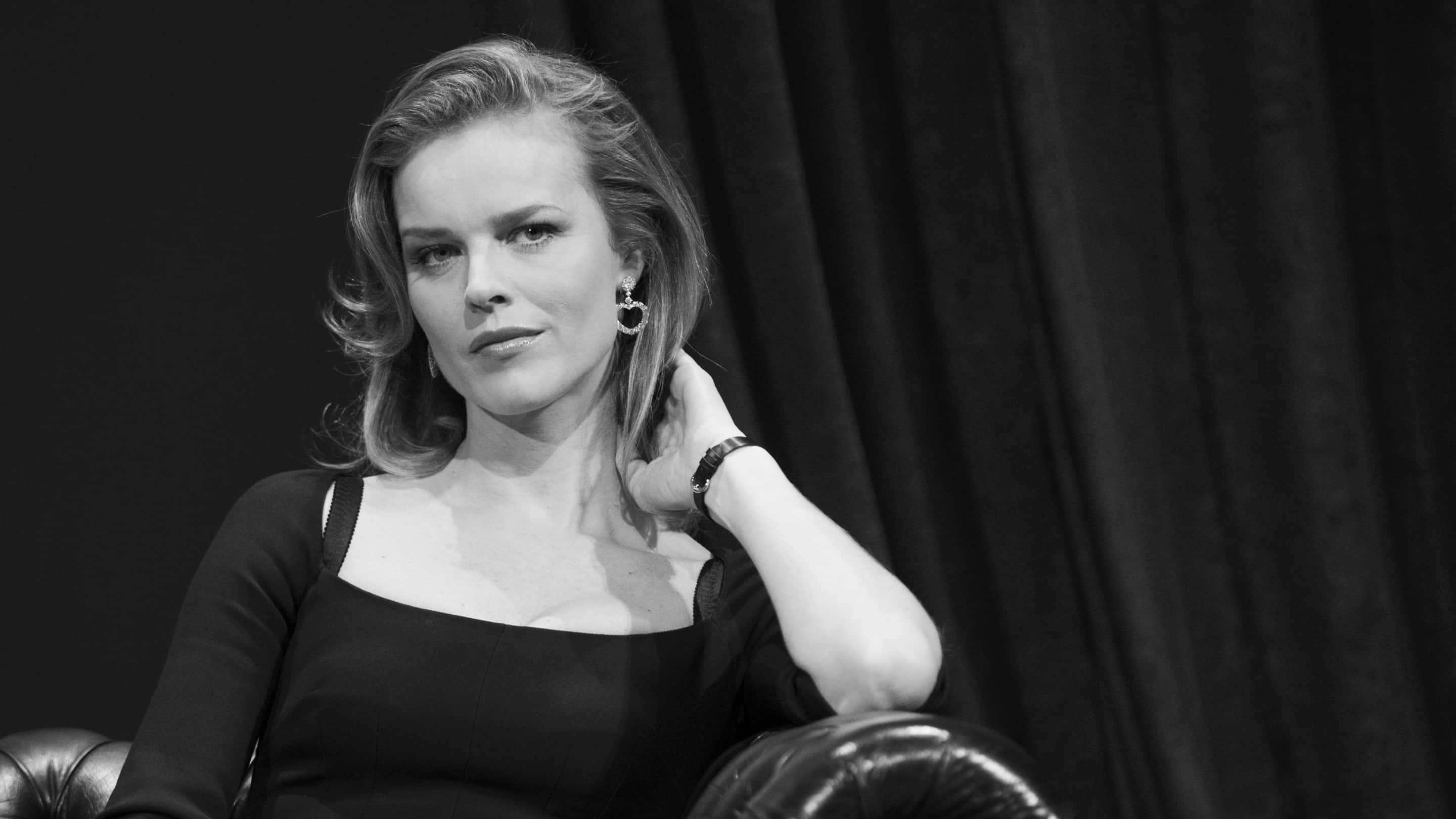 Eva Herzigova, black dress, red carpet, 2K Desktop Wallpaper
