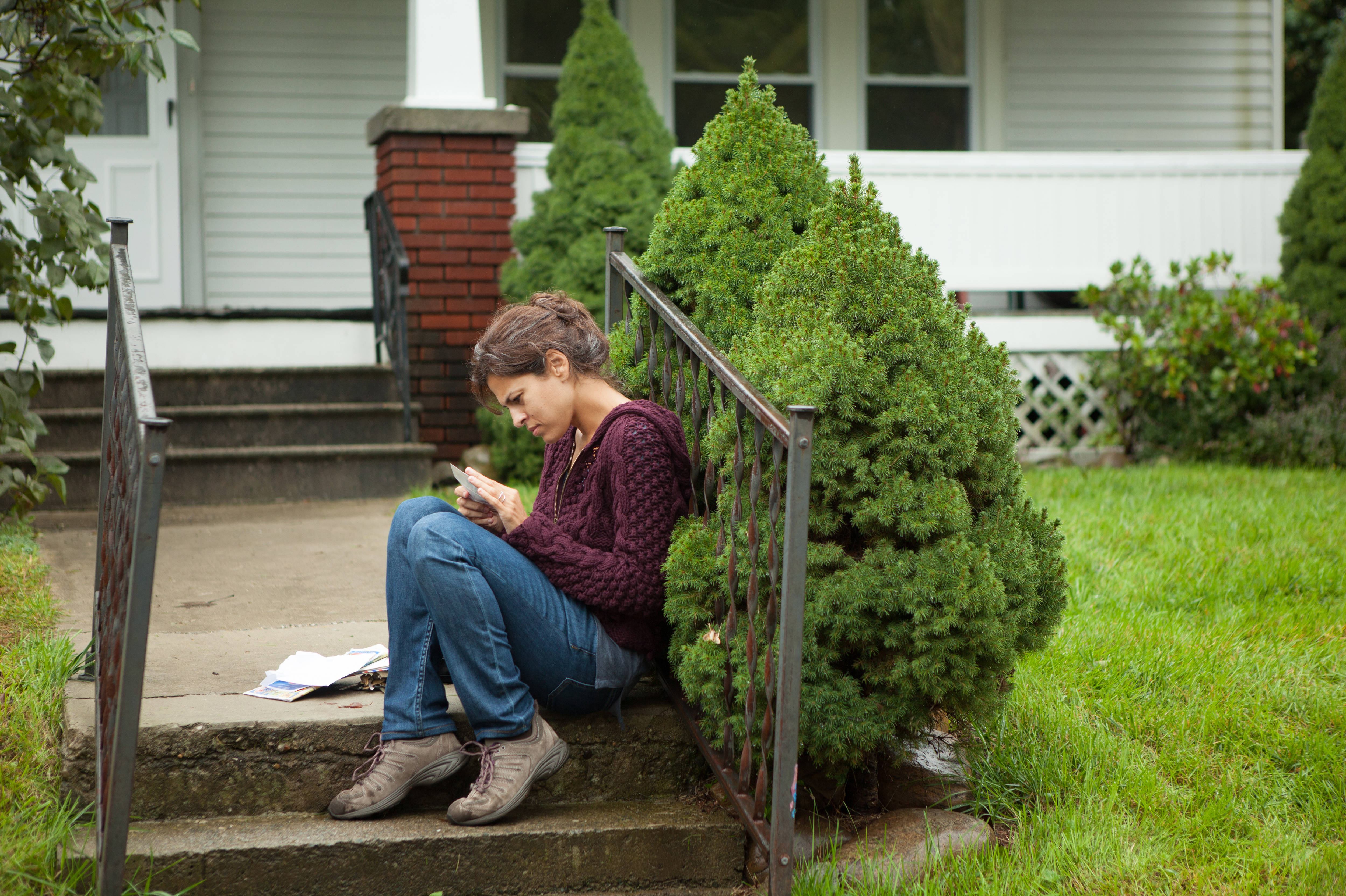 Eva Mendes, maroon sweater, stone steps, 4K Desktop Wallpaper