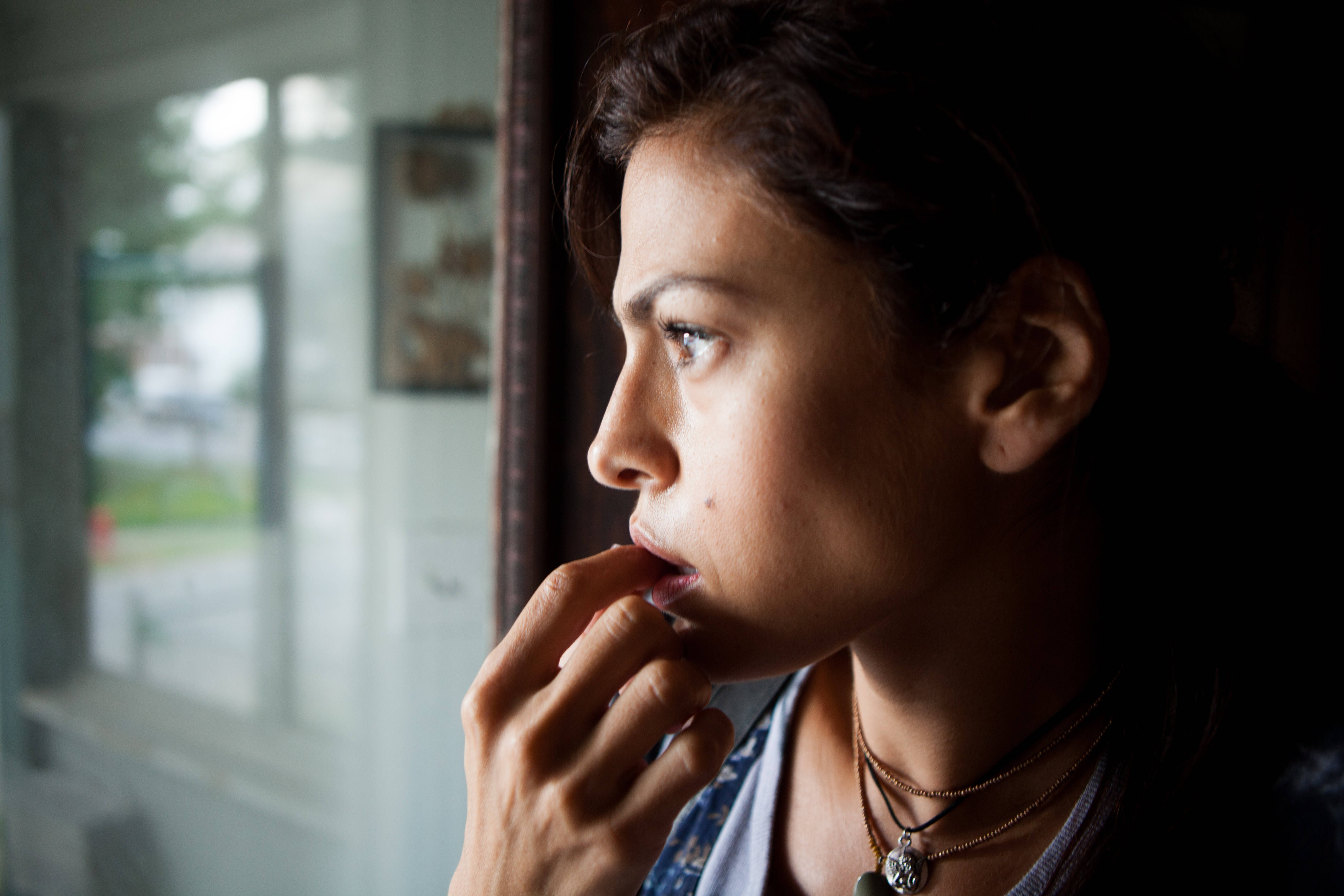 Eva Mendes, profile, window, 5K Desktop Wallpaper