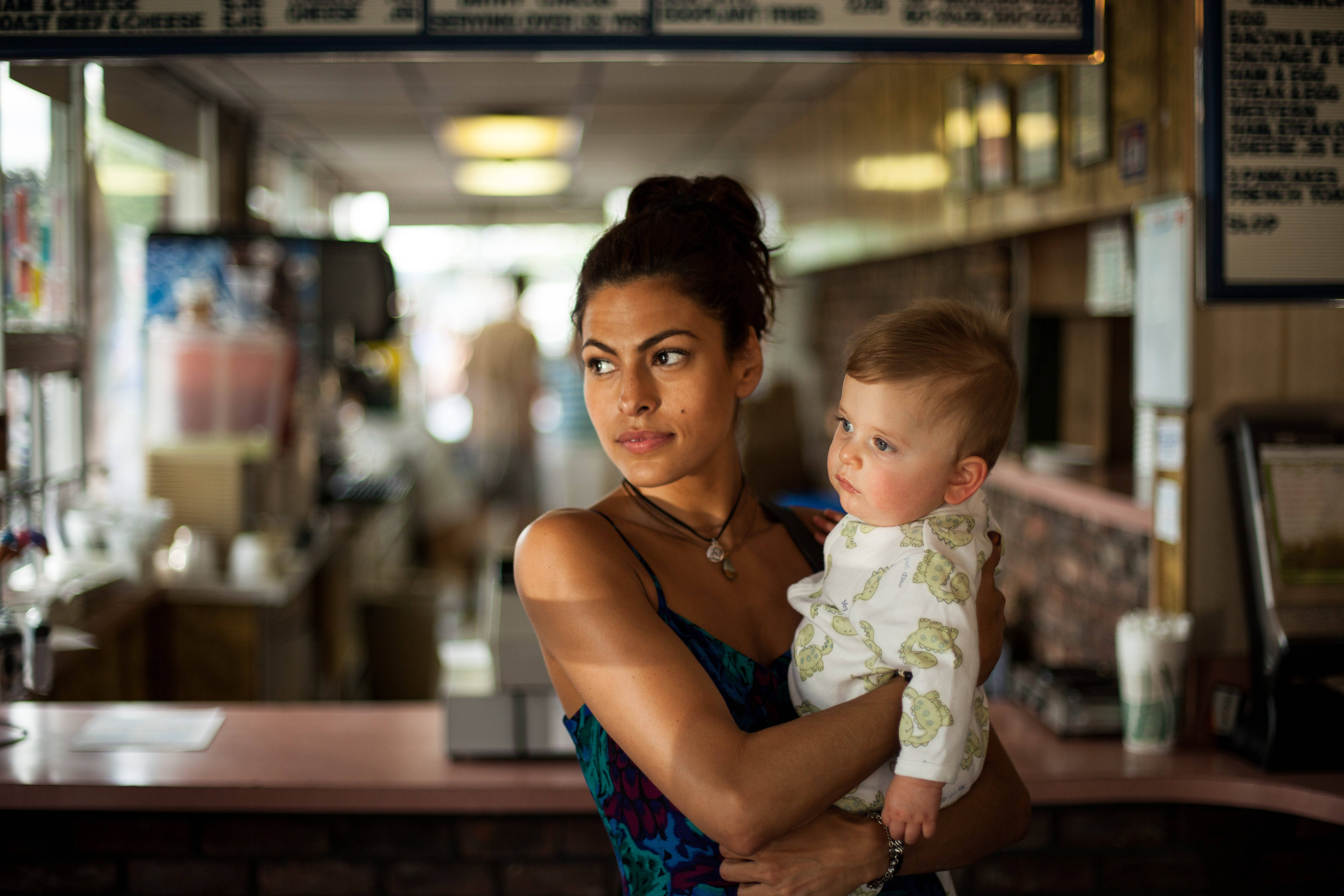 Eva Mendes, infant, diner, 5K Desktop Wallpaper
