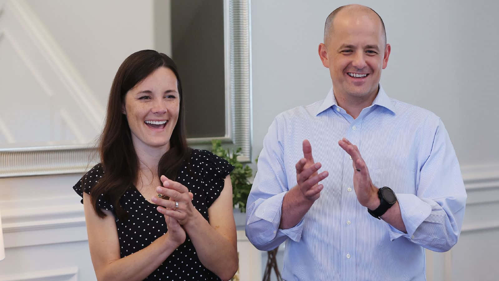 Evan Mcmullin, colleague, applauding, HD Desktop Wallpaper