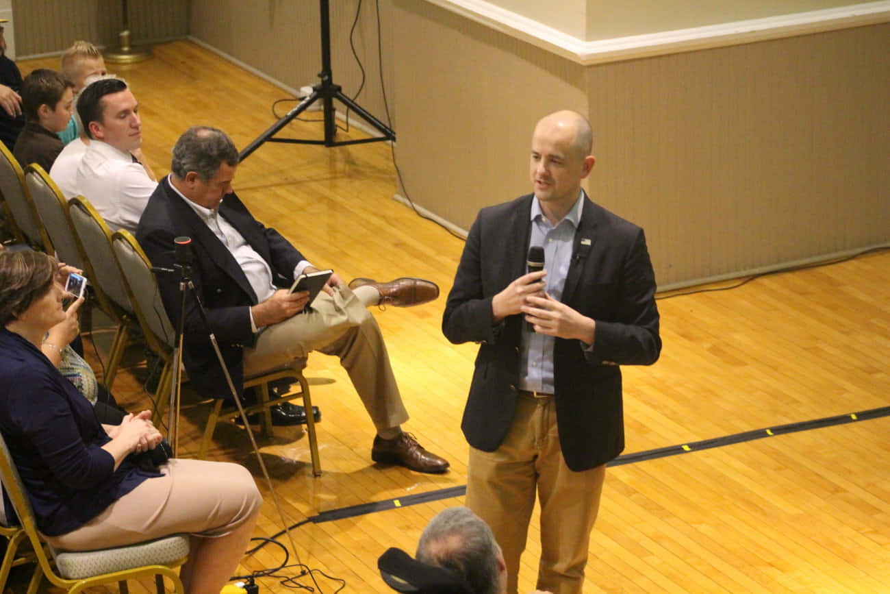 Evan Mcmullin, dark blazer, microphone, HD Desktop Wallpaper