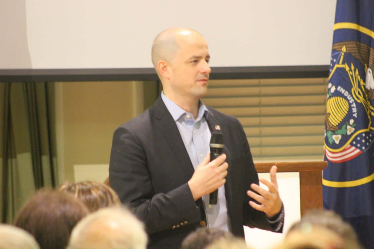 Evan McMullin, dark suit, microphone, HD Desktop Wallpaper