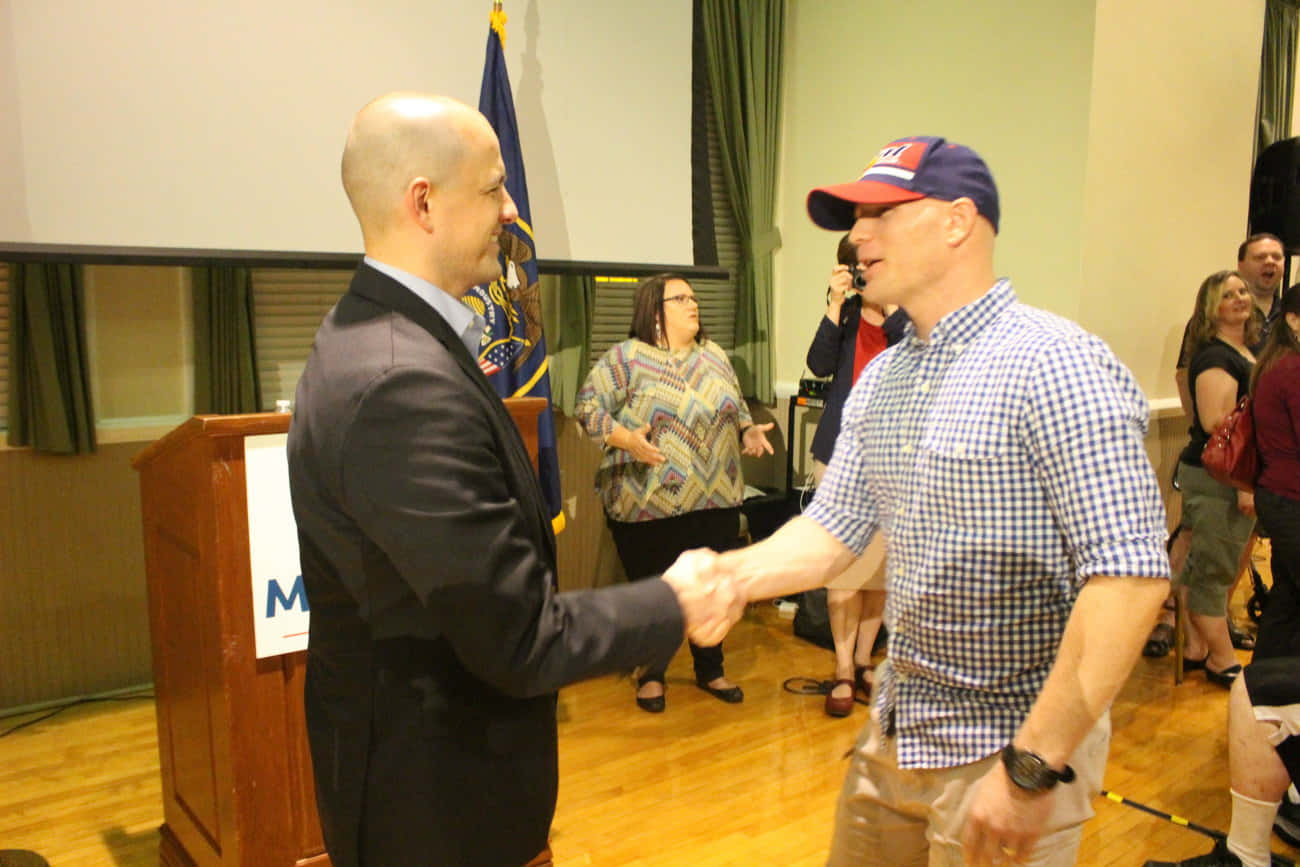 Evan Mcmullin, handshake, wooden podium, HD Desktop Wallpaper