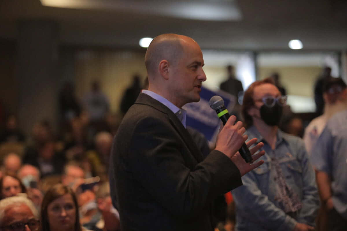 Evan Mcmullin, dark suit, microphone, SD Desktop Wallpaper