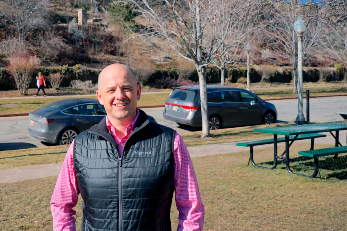 Evan Mcmullin, pink shirt, black vest, SD Desktop Wallpaper