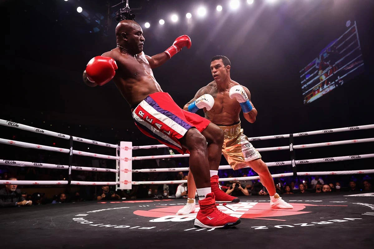 Evander Holyfield, red shorts, right hook, SD Desktop Wallpaper
