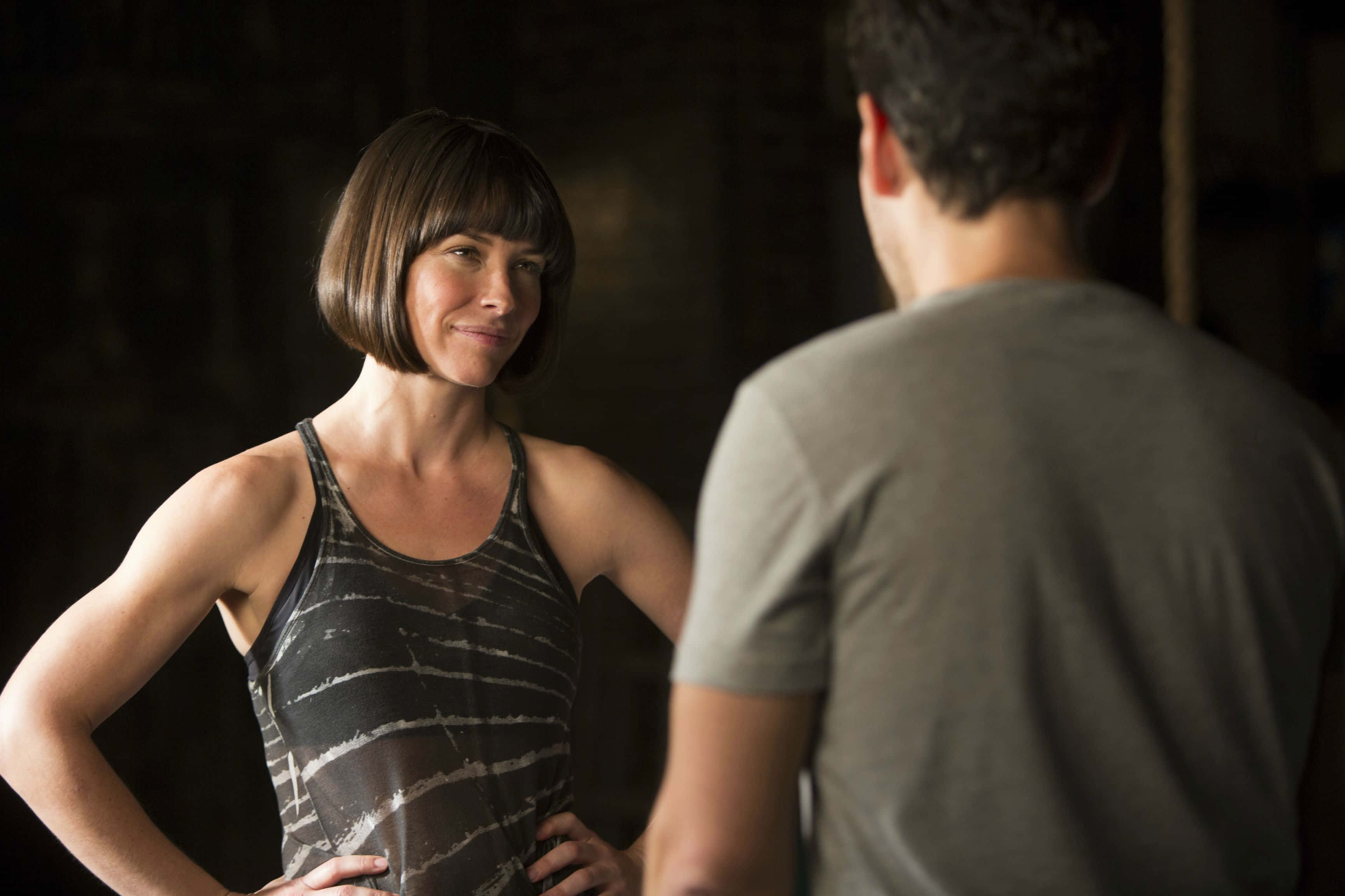 Evangeline Lilly, bob haircut, dimly lit room, 2K Desktop Wallpaper