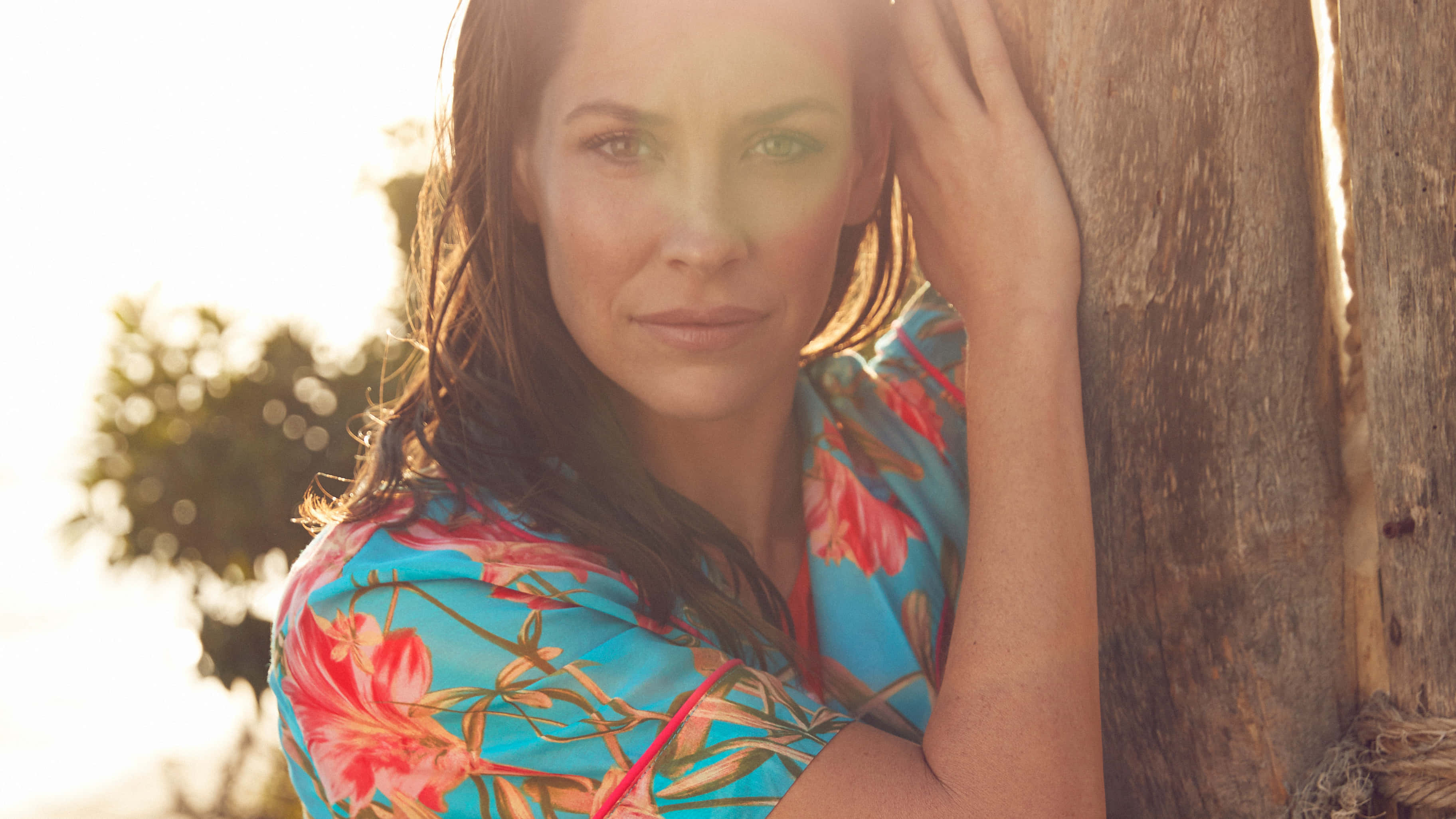 Evangeline Lilly, floral dress, wooden pole, 2K Desktop Wallpaper