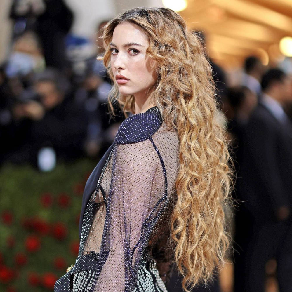 Eve Jobs, curly hair, long wavy blonde hair, SD Desktop Wallpaper