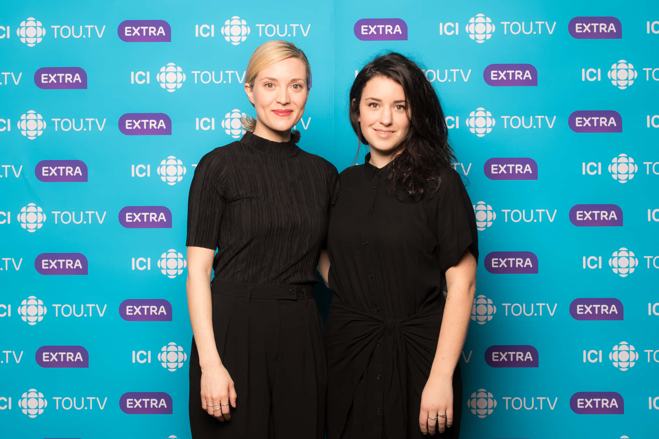 Evelyne Brochu, black outfits, bright blue branded backdrop, Full HD Desktop Wallpaper