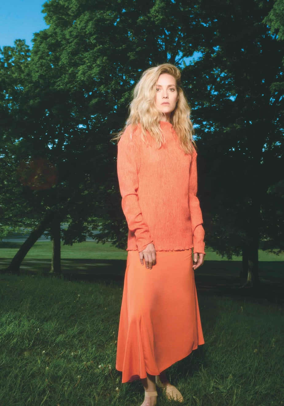 Evelyne Brochu, orange knit outfit, grass, HD Phone Wallpaper