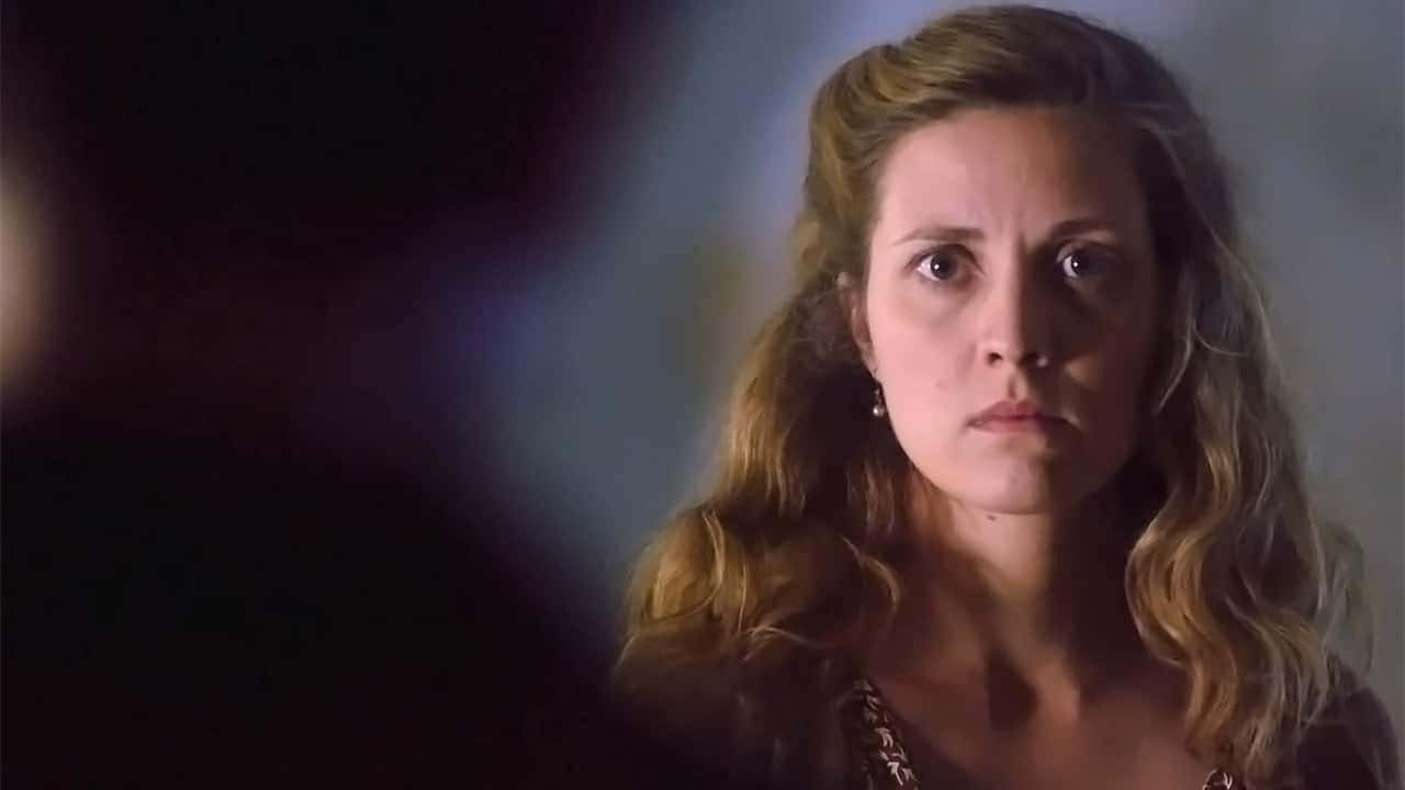 Evelyne Brochu, wavy blonde hair, serious expression, HD Desktop Wallpaper