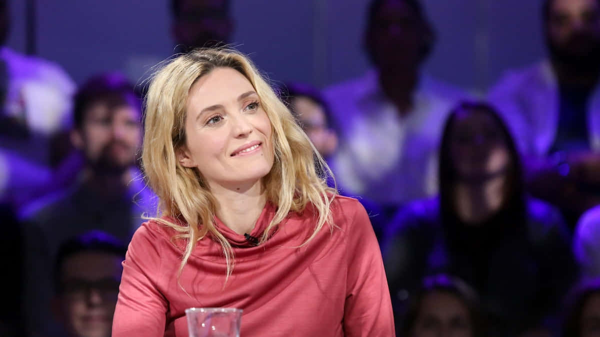 Evelyne Brochu, blonde hair, dimly lit studio audience, SD Desktop Wallpaper