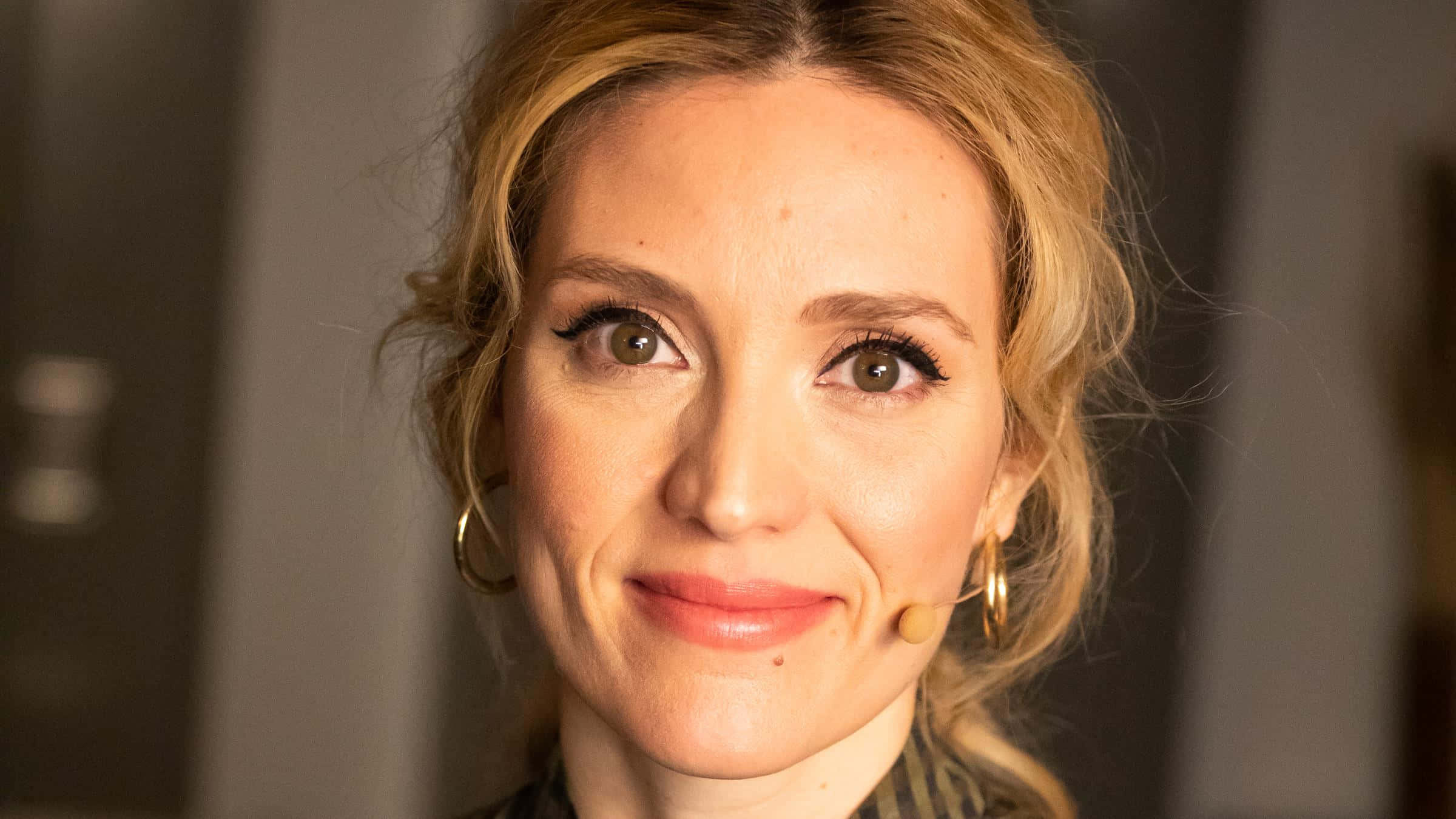 Evelyne Brochu, blonde hair, gold hoop earrings, Full HD Desktop Wallpaper