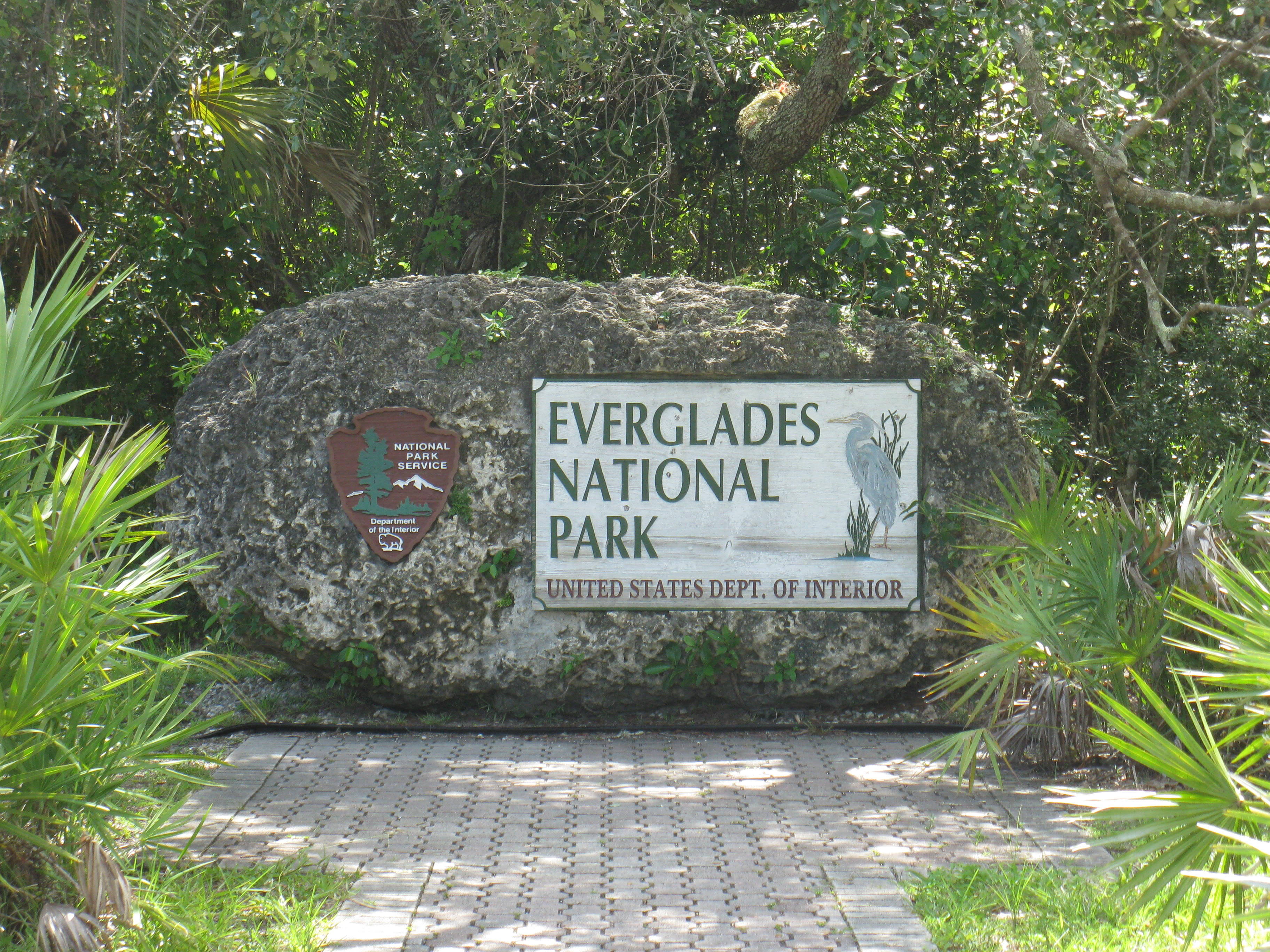 Everglades National Park, mossy rock, sign, 2K Desktop Wallpaper