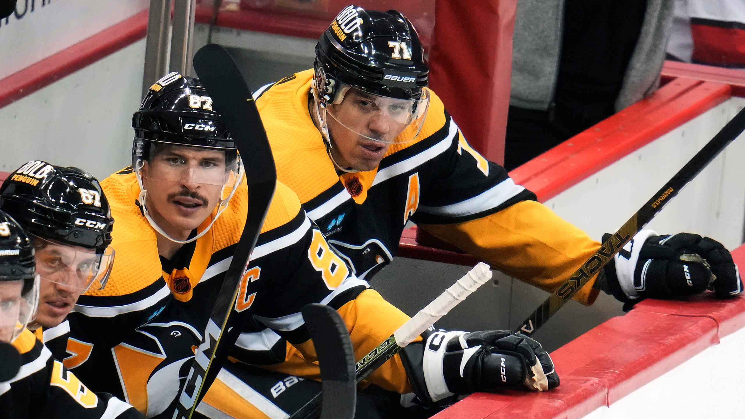 Evgeni Malkin, yellow and black jerseys, red bench, 2K Desktop Wallpaper