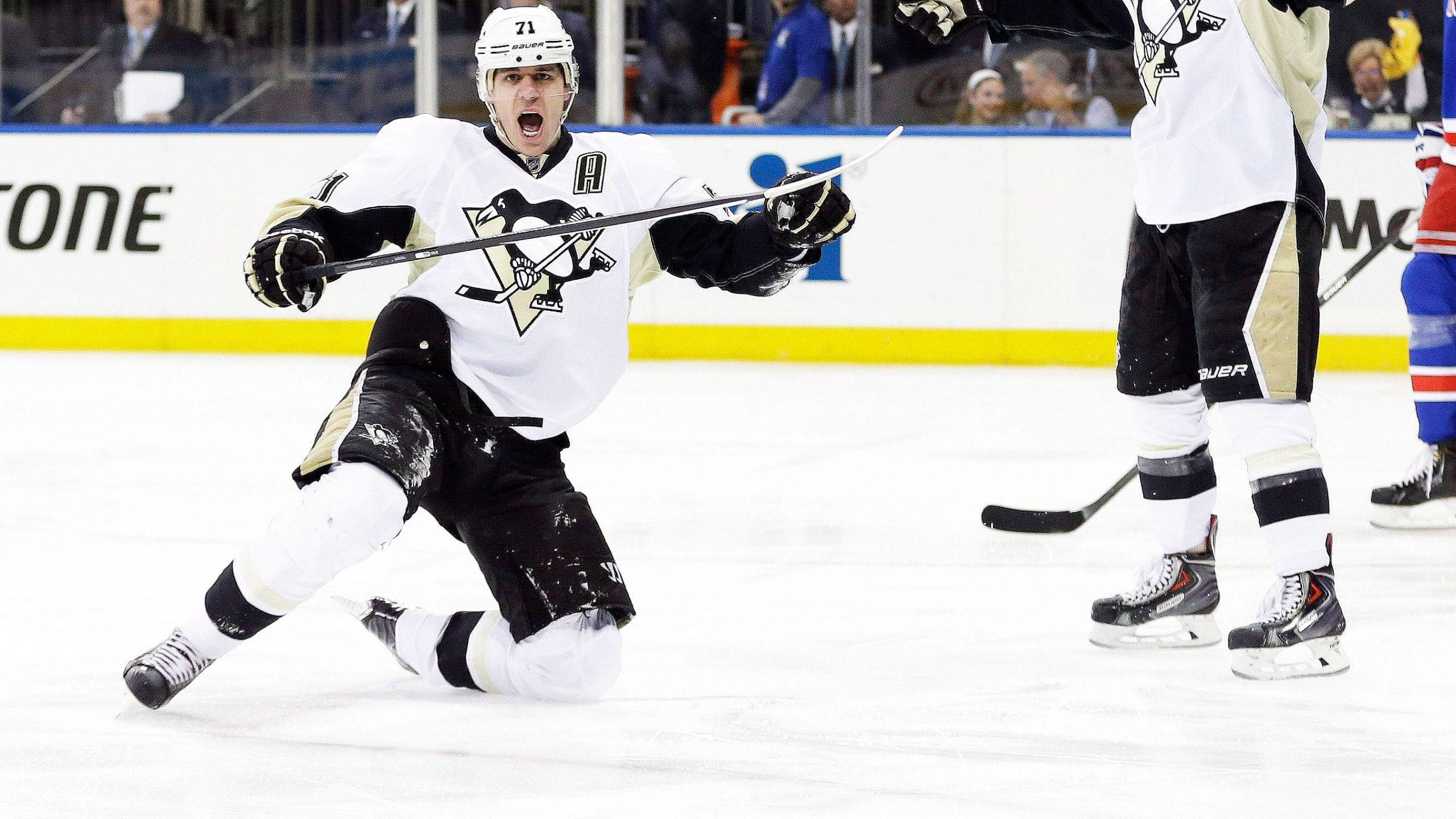 Evgeni Malkin, white and black uniform, goal celebration, 2K Desktop Wallpaper