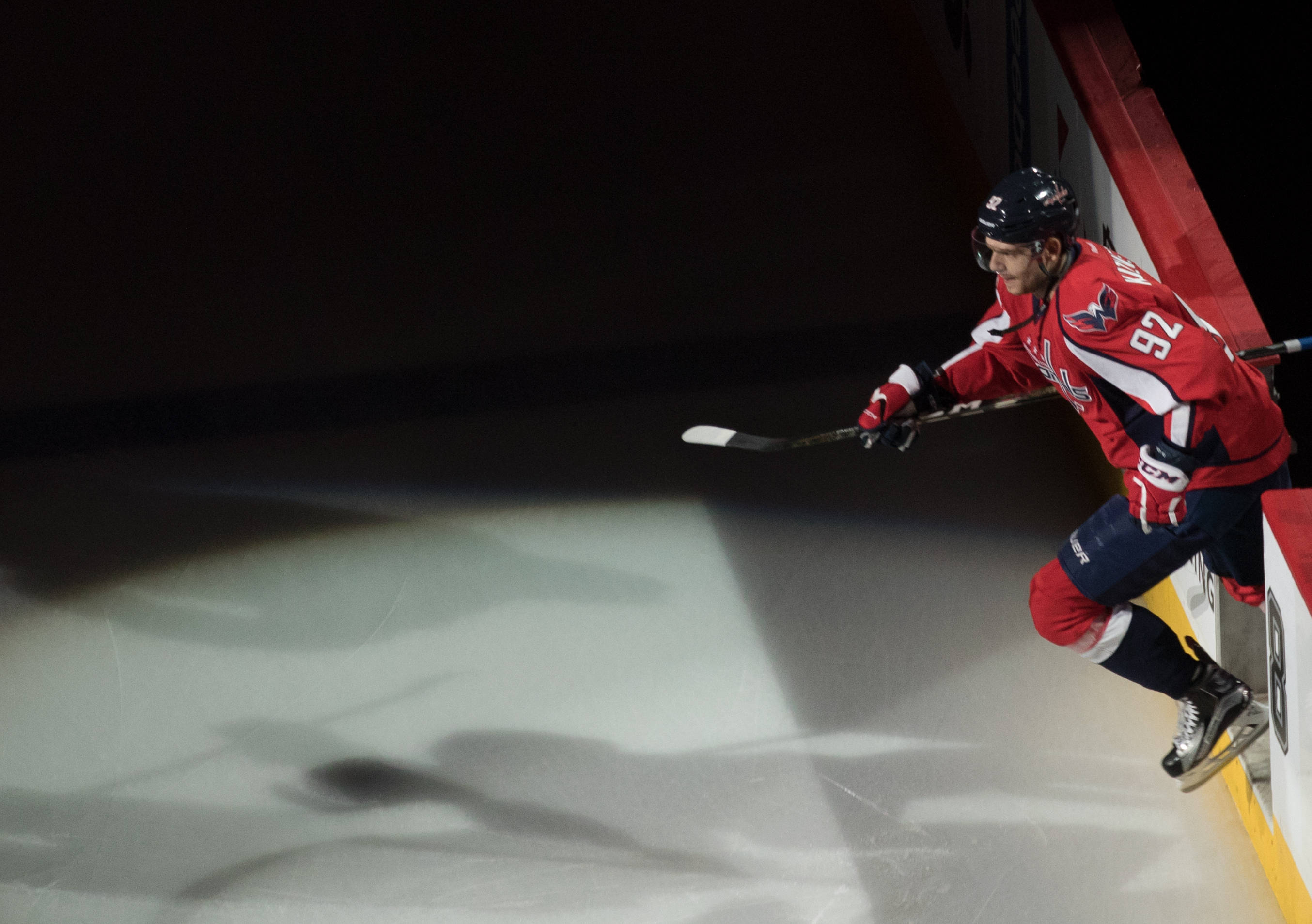Evgeny Kuznetsov, red jersey, ice, 2K Desktop Wallpaper