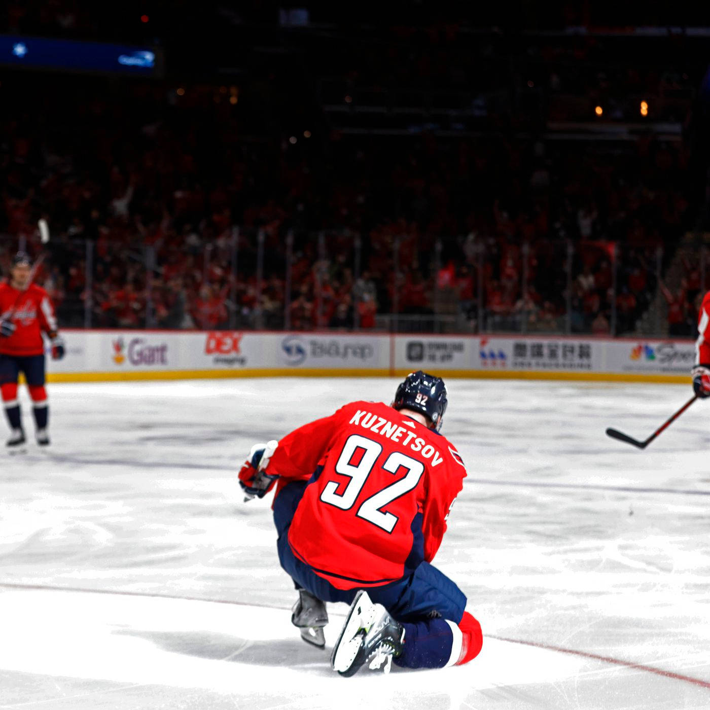 Evgeny Kuznetsov, red jersey, number 92, HD Desktop Wallpaper