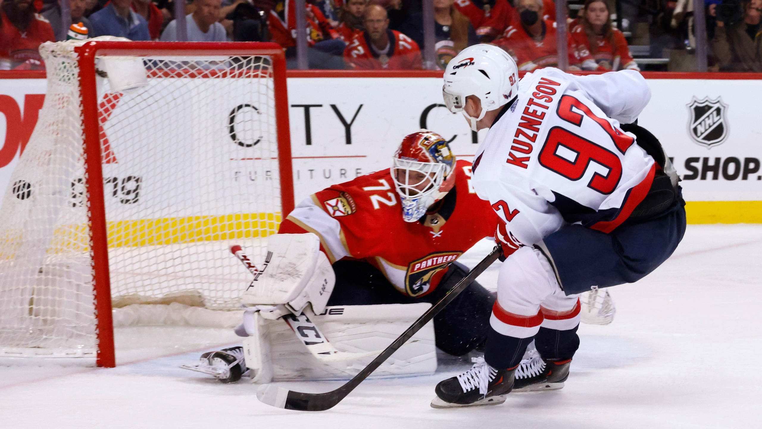 Evgeny Kuznetsov, white jersey, number 26, 2K Desktop Wallpaper