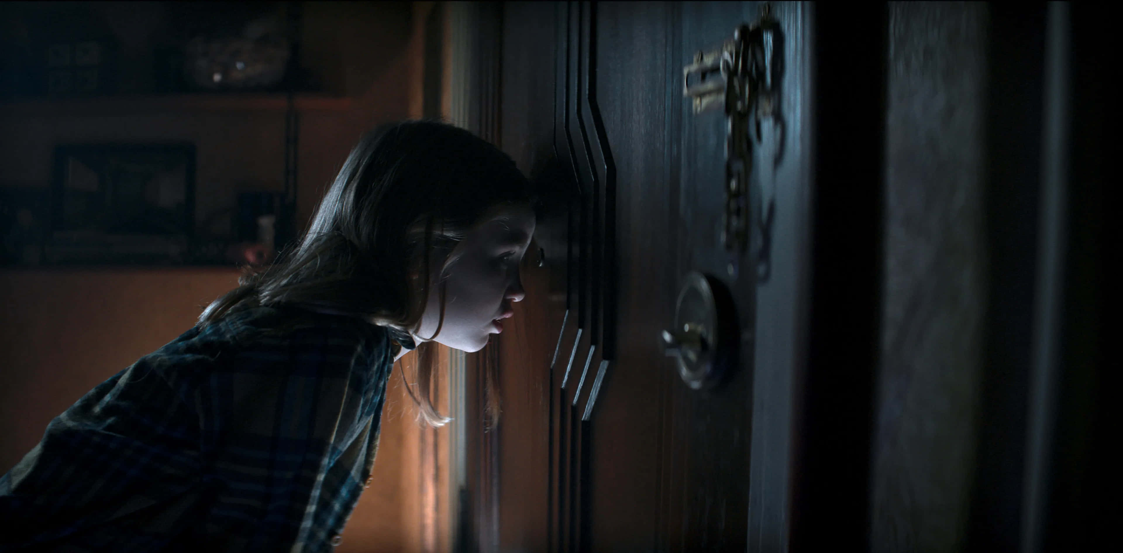 Evil Dead Rise, young girl, heavy wooden door, 4K Desktop Wallpaper
