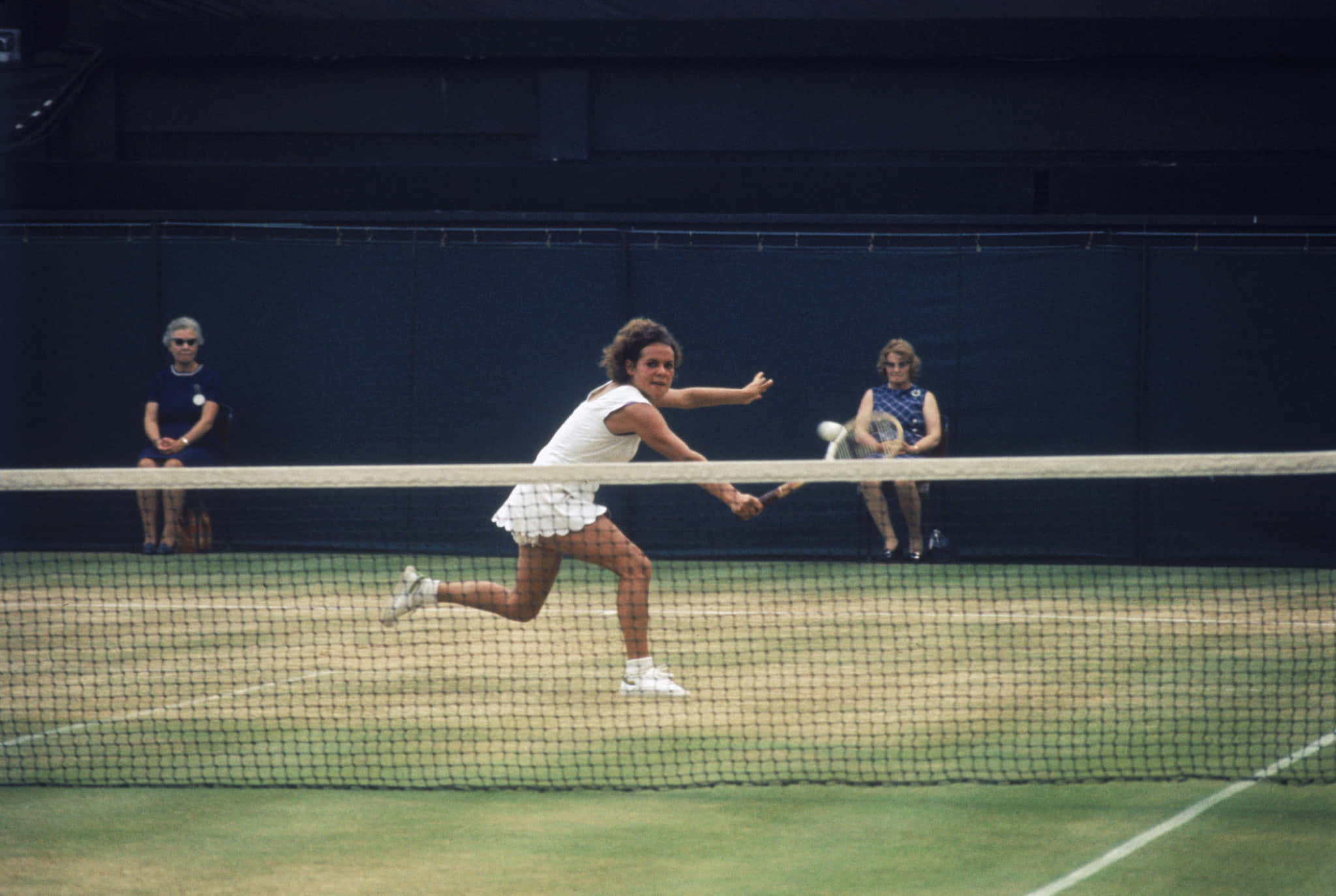 Evonne Goolagong Cawley, backhand tennis shot, grass court, Full HD Desktop Wallpaper