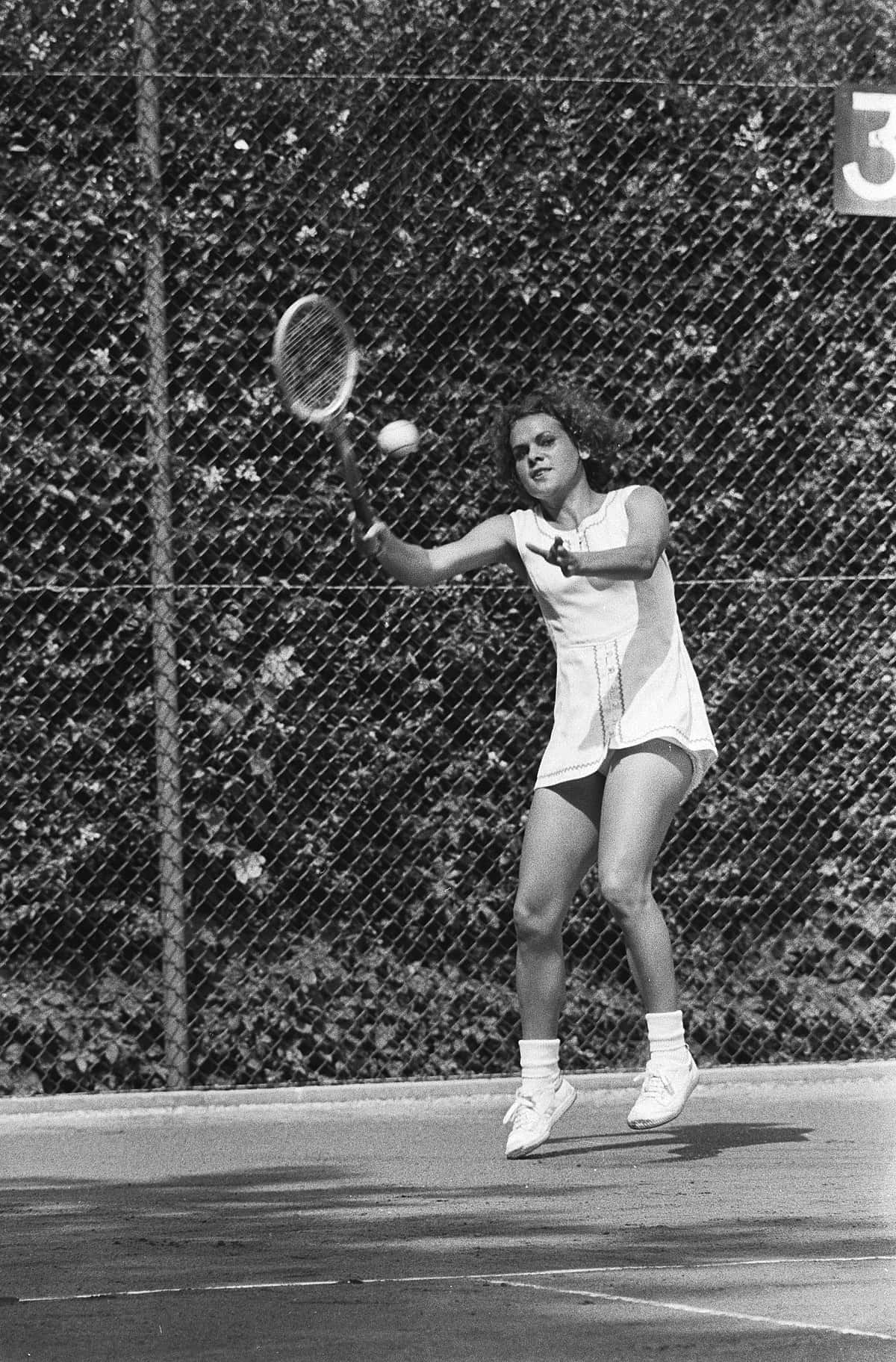 Evonne Goolagong Cawley, tennis shot, black and white photo, HD Phone Wallpaper