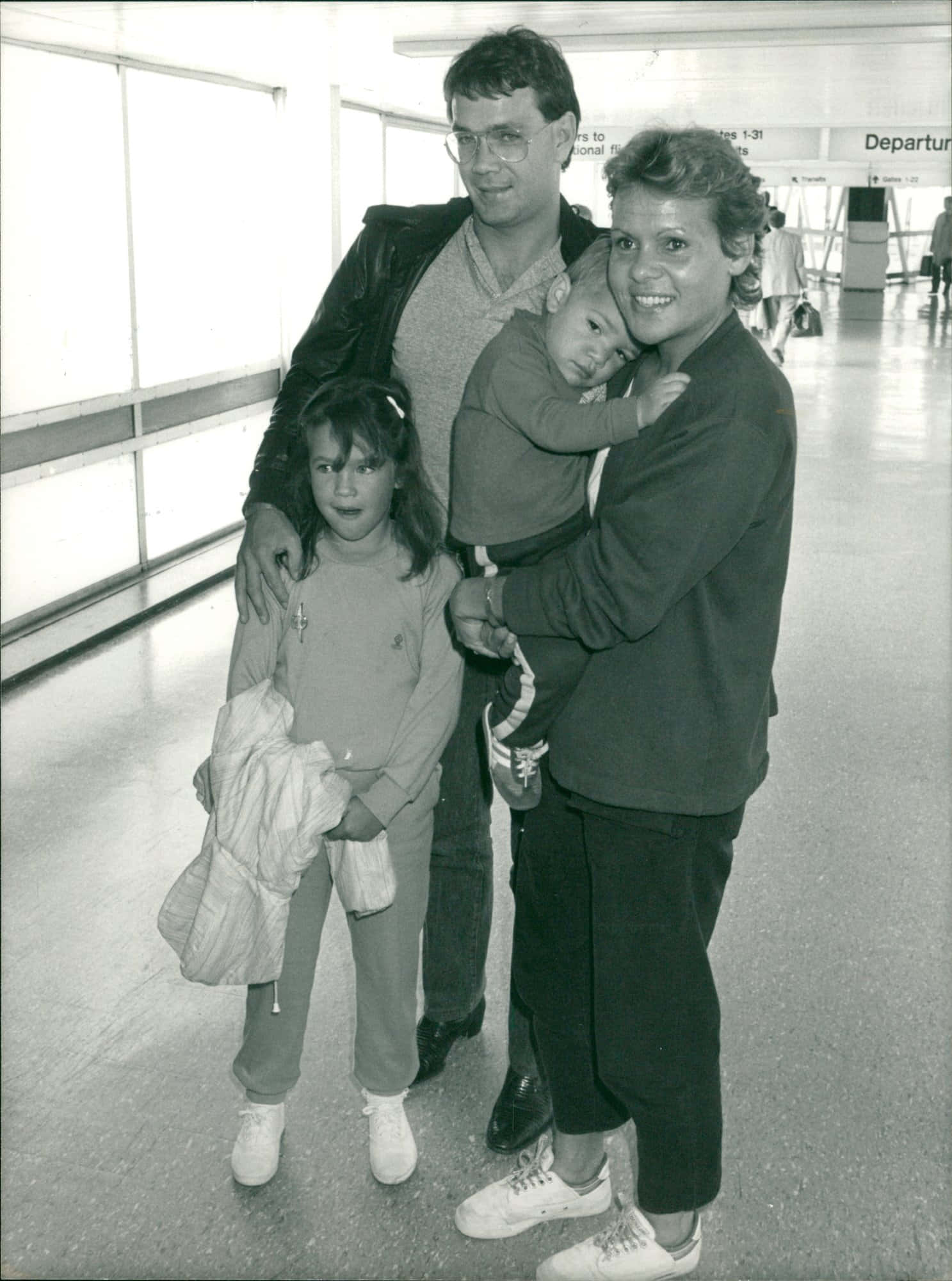 Evonne Goolagong Cawley, family, airport terminal, Full HD Phone Wallpaper