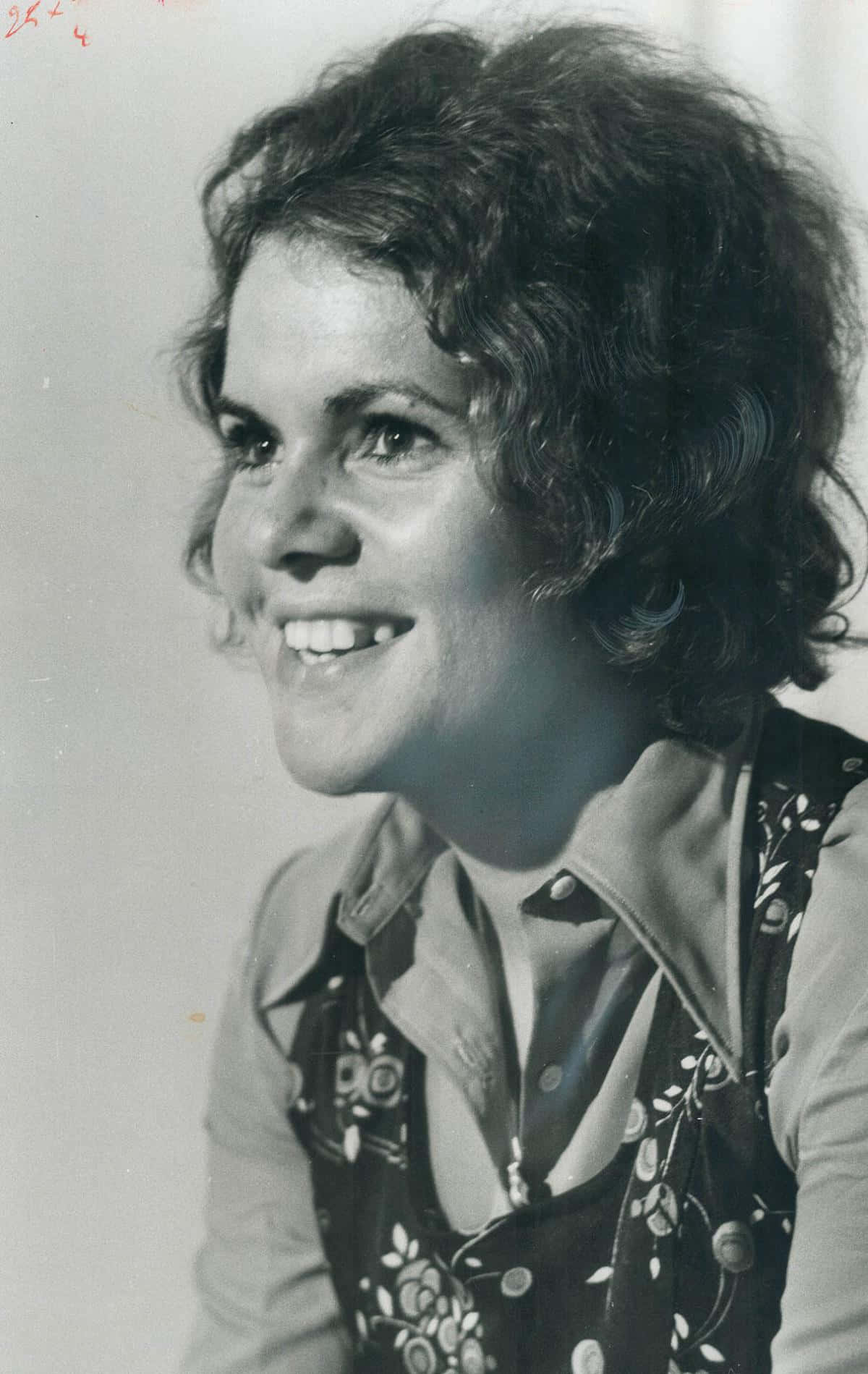 Evonne Goolagong Cawley, curly hair, floral vest, HD Phone Wallpaper