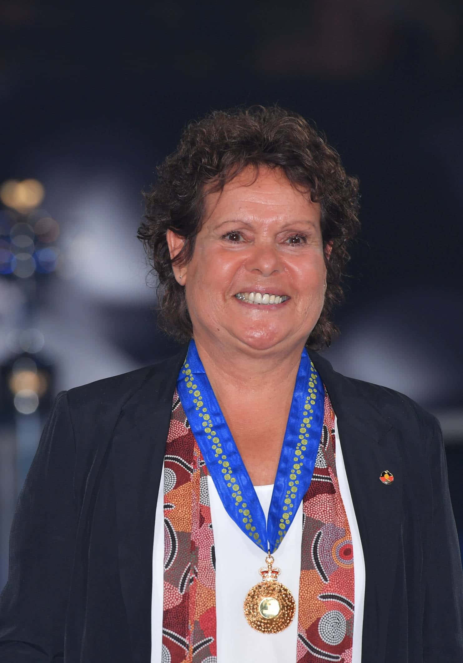 Evonne Goolagong Cawley, gold medal, blue ribbon, Full HD Phone Wallpaper