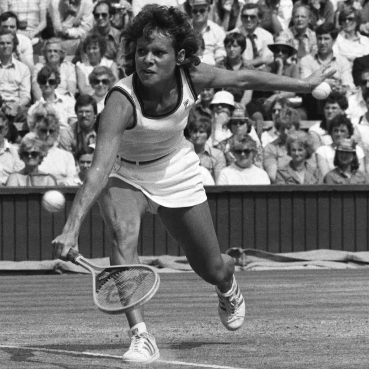 Evonne Goolagong Cawley, tennis court, sunlit outdoor court, SD Desktop Wallpaper