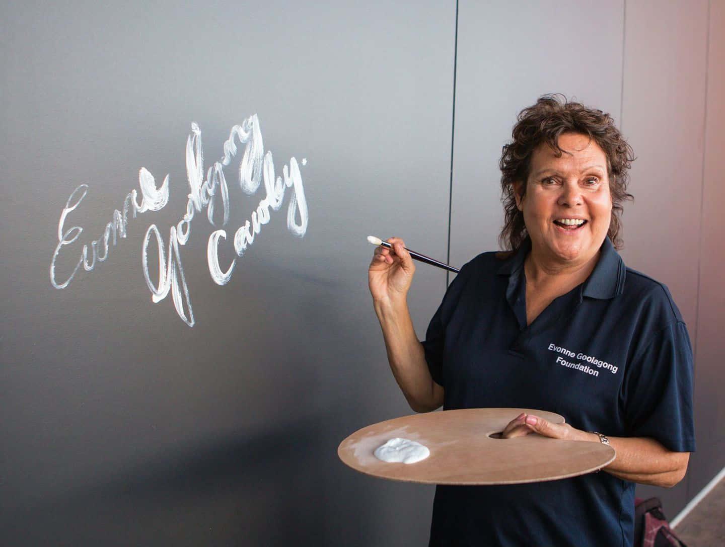 Evonne Goolagong Cawley, navy polo shirt, paint palette, HD Desktop Wallpaper