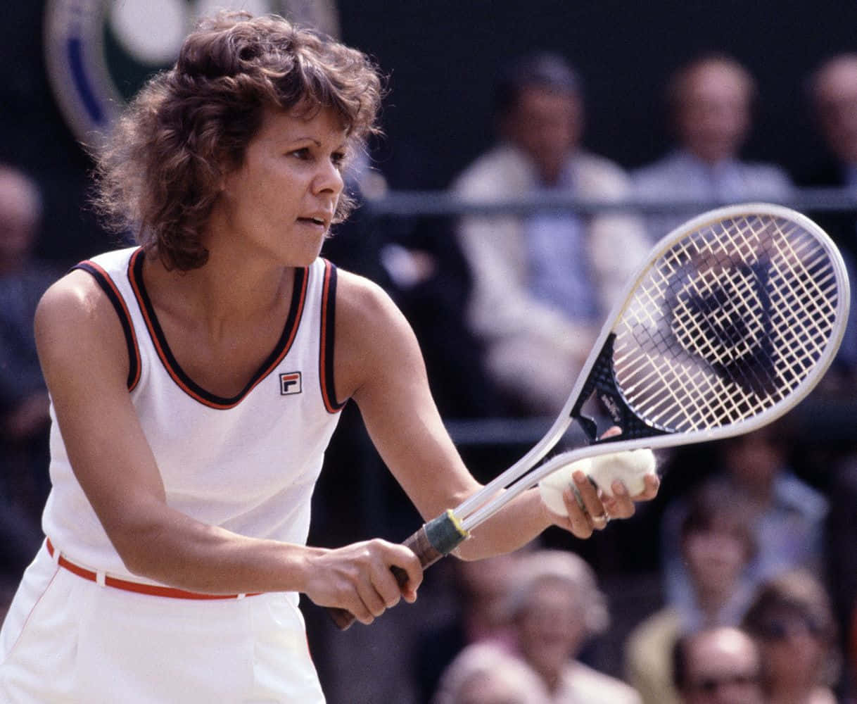 Evonne Goolagong Cawley, white Fila outfit, service shot, SD Desktop Wallpaper