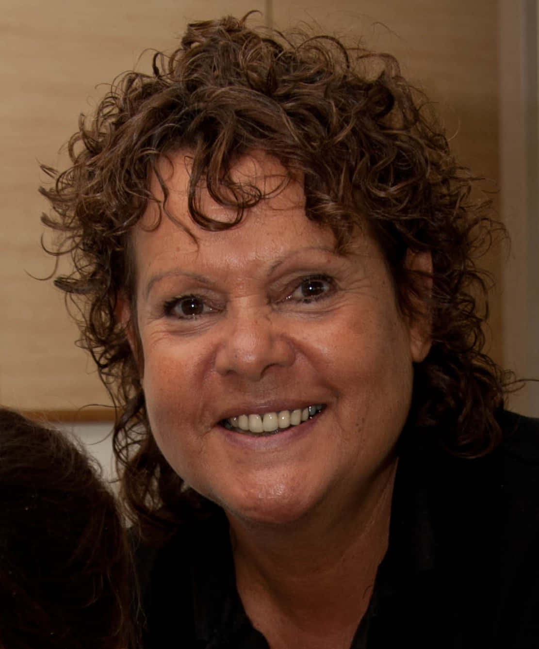 Evonne Goolagong Cawley, curly brown hair, smiling, HD Phone Wallpaper
