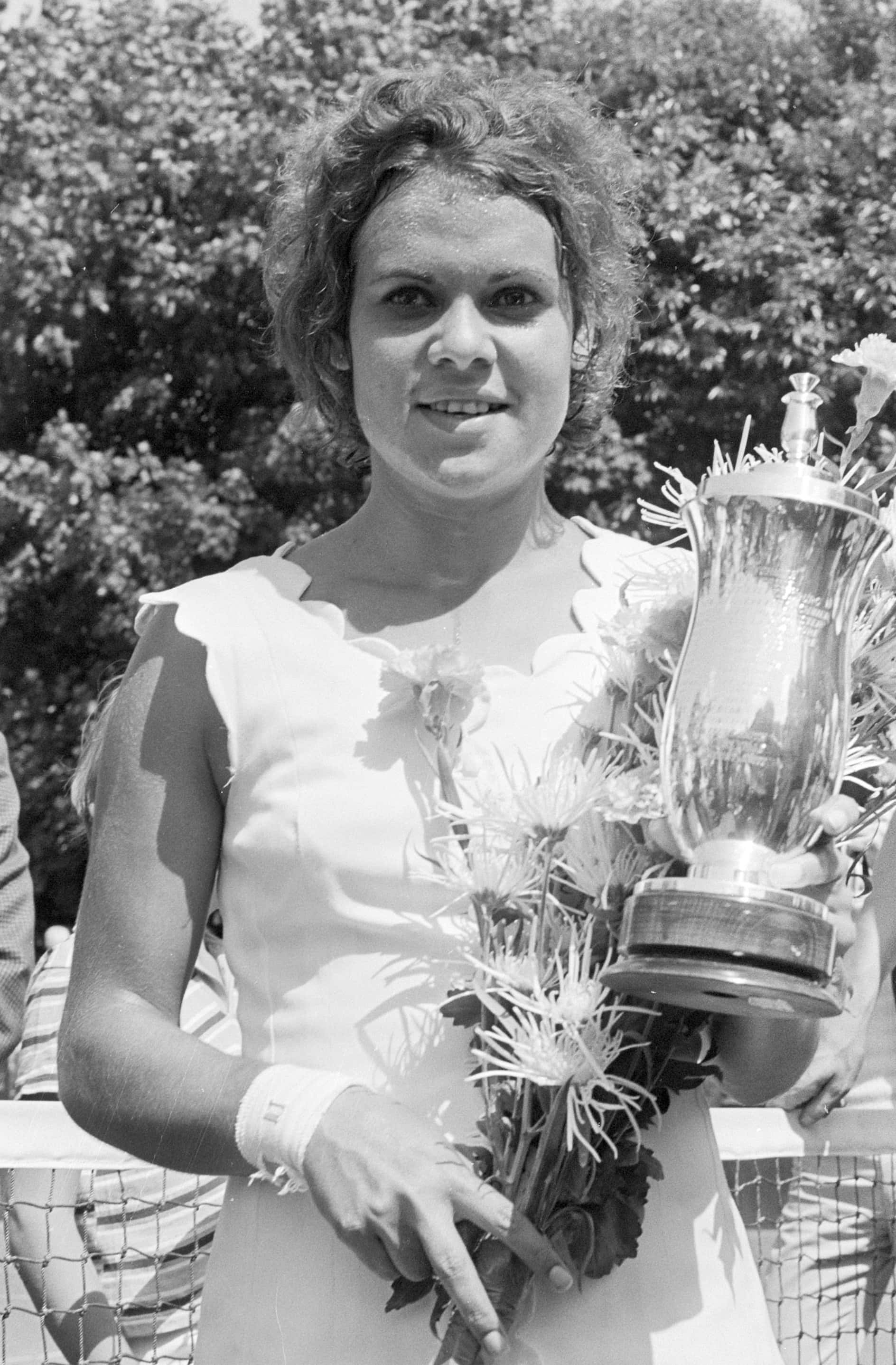 Evonne Goolagong Cawley, white dress, large trophy, 2K Phone Wallpaper