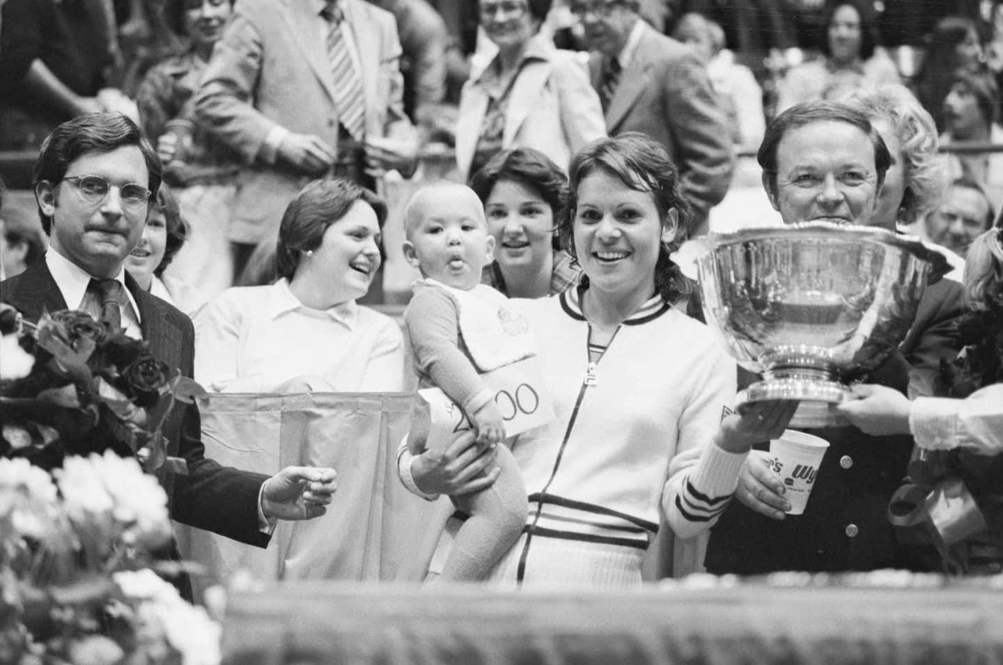 Evonne Goolagong Cawley, trophy, baby, HD Desktop Wallpaper