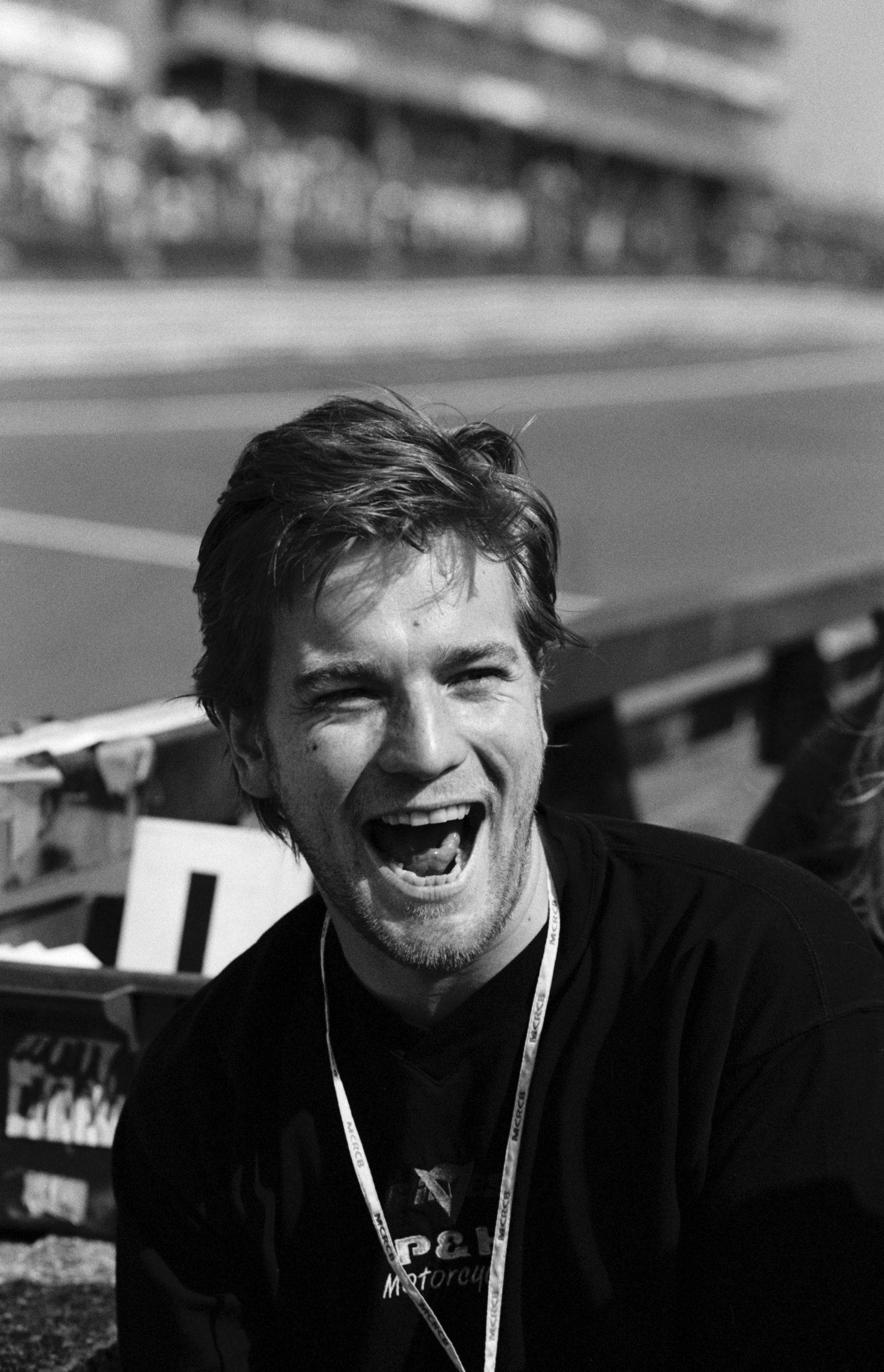Ewan McGregor, racetrack, grayscale, 2K Phone Wallpaper
