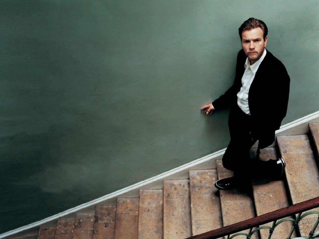 Ewan McGregor, black suit, stone stairs, HD Desktop Wallpaper