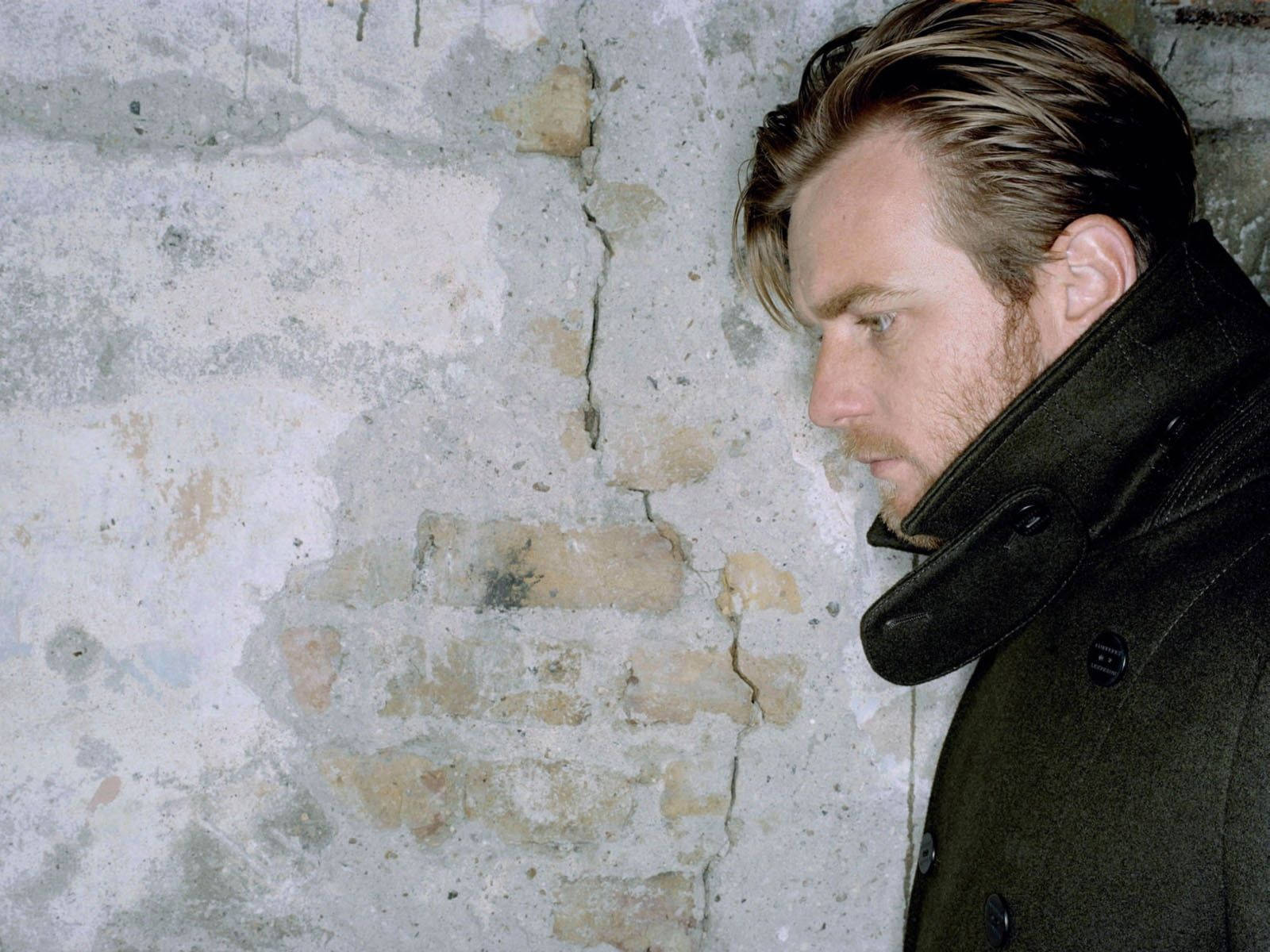 Ewan McGregor, crack wall, black jacket, HD Desktop Wallpaper