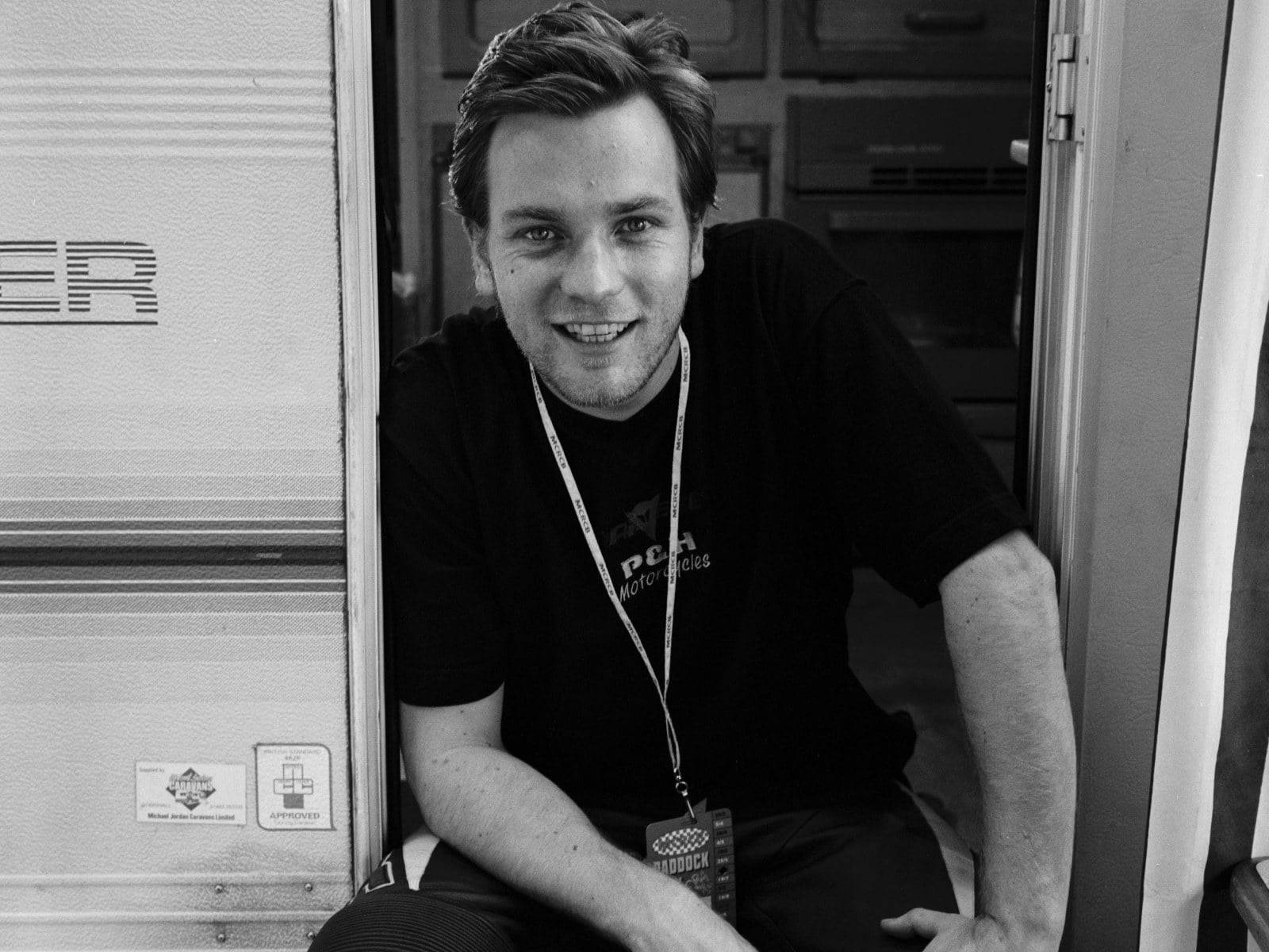 Ewan McGregor, black t-shirt, vintage camper van, HD Desktop Wallpaper