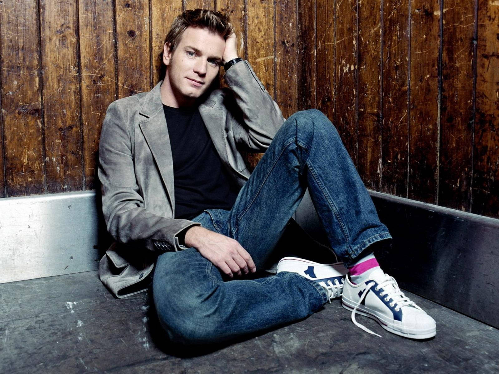 Ewan McGregor, gray blazer, denim pants, HD Desktop Wallpaper