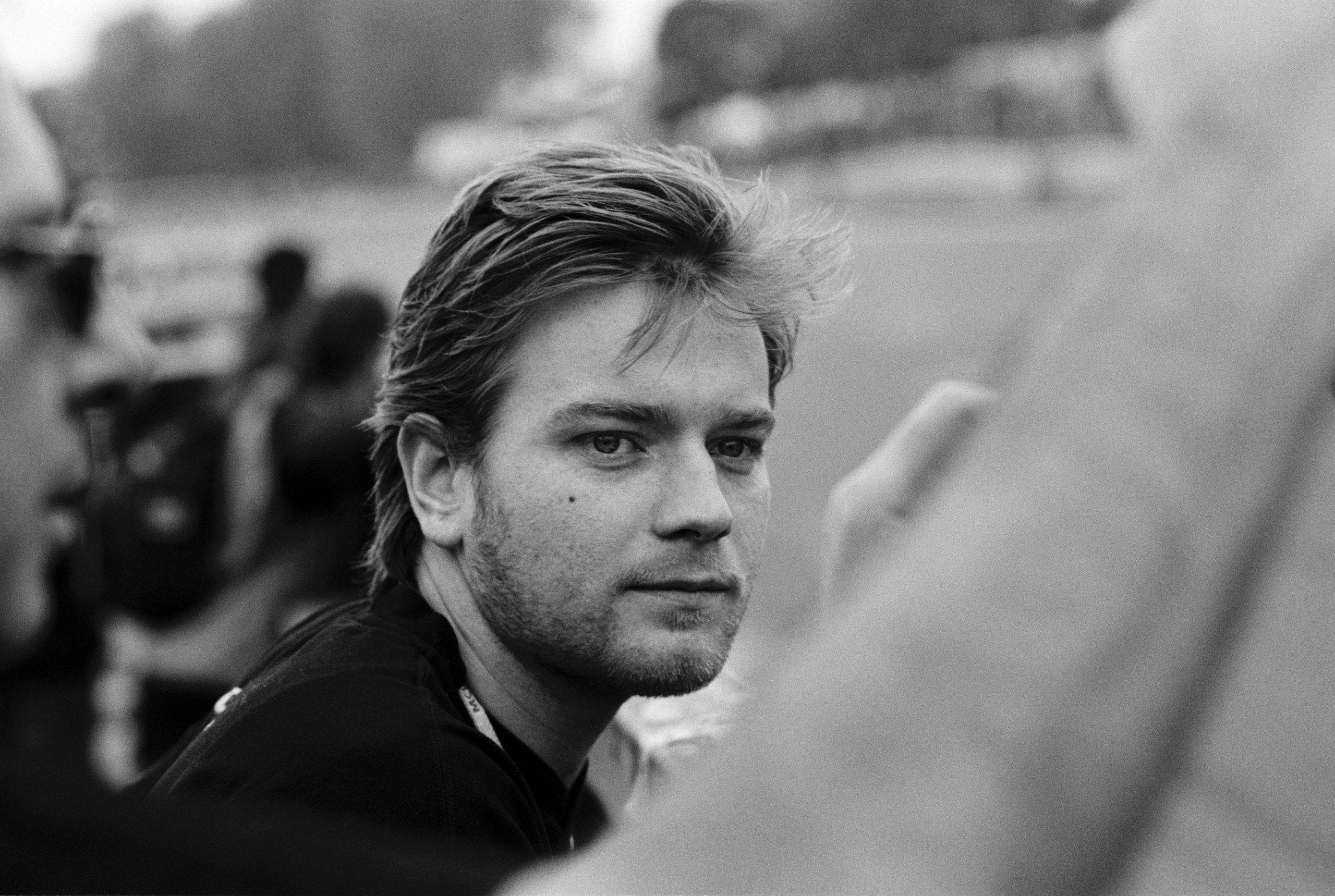 Ewan McGregor, black and white, tousled hair, 2K Desktop Wallpaper