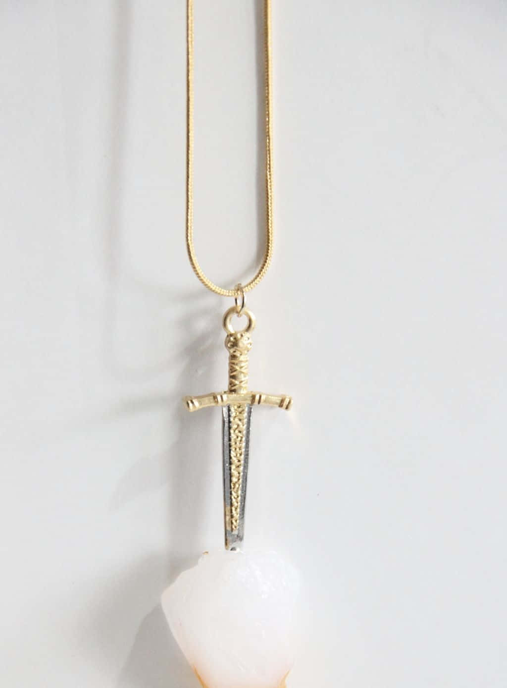 Excalibur, gold sword pendant necklace, glowing white crystal, HD Phone Wallpaper