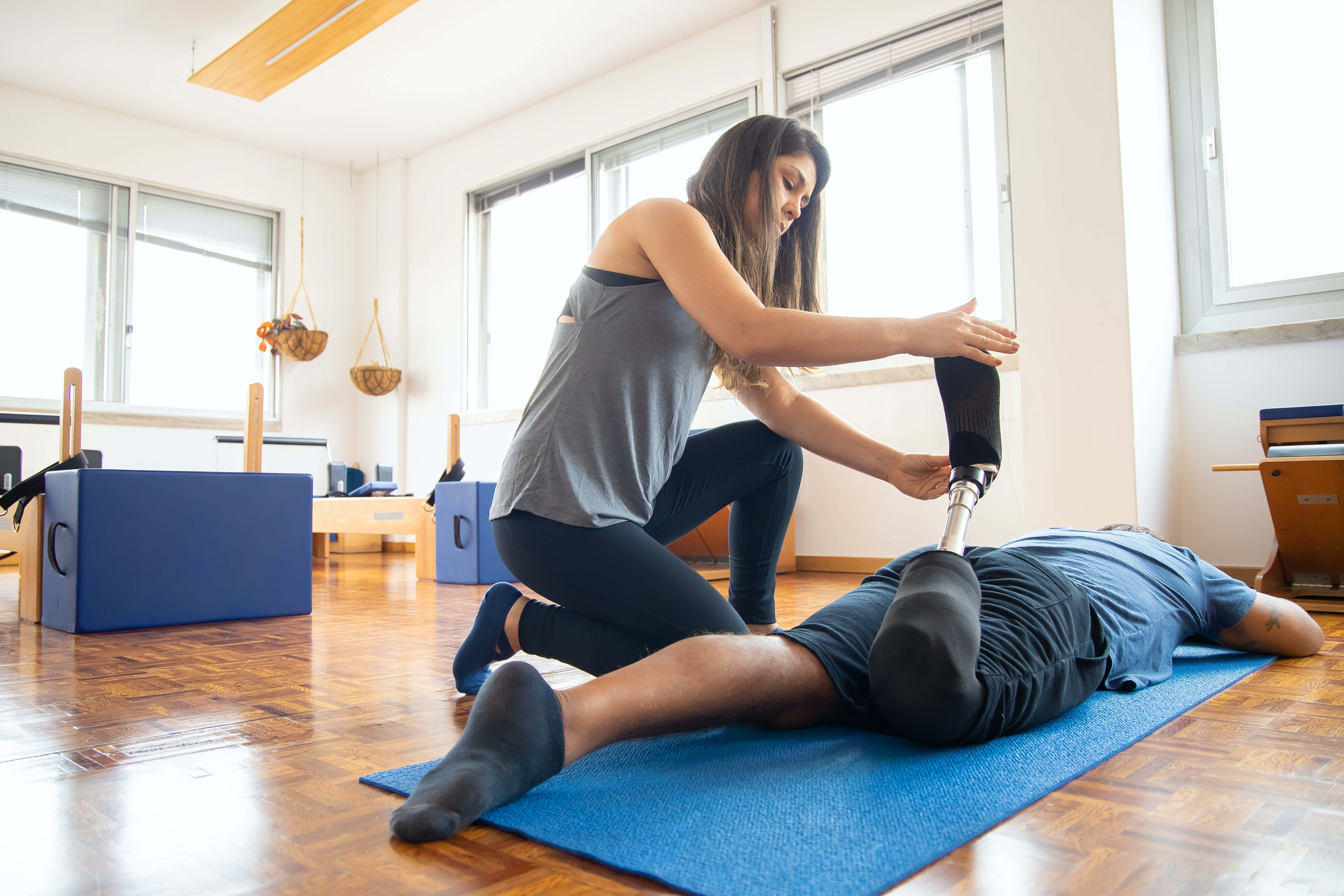 physical therapist, prosthetic leg, rehabilitation session, 5K Desktop Wallpaper